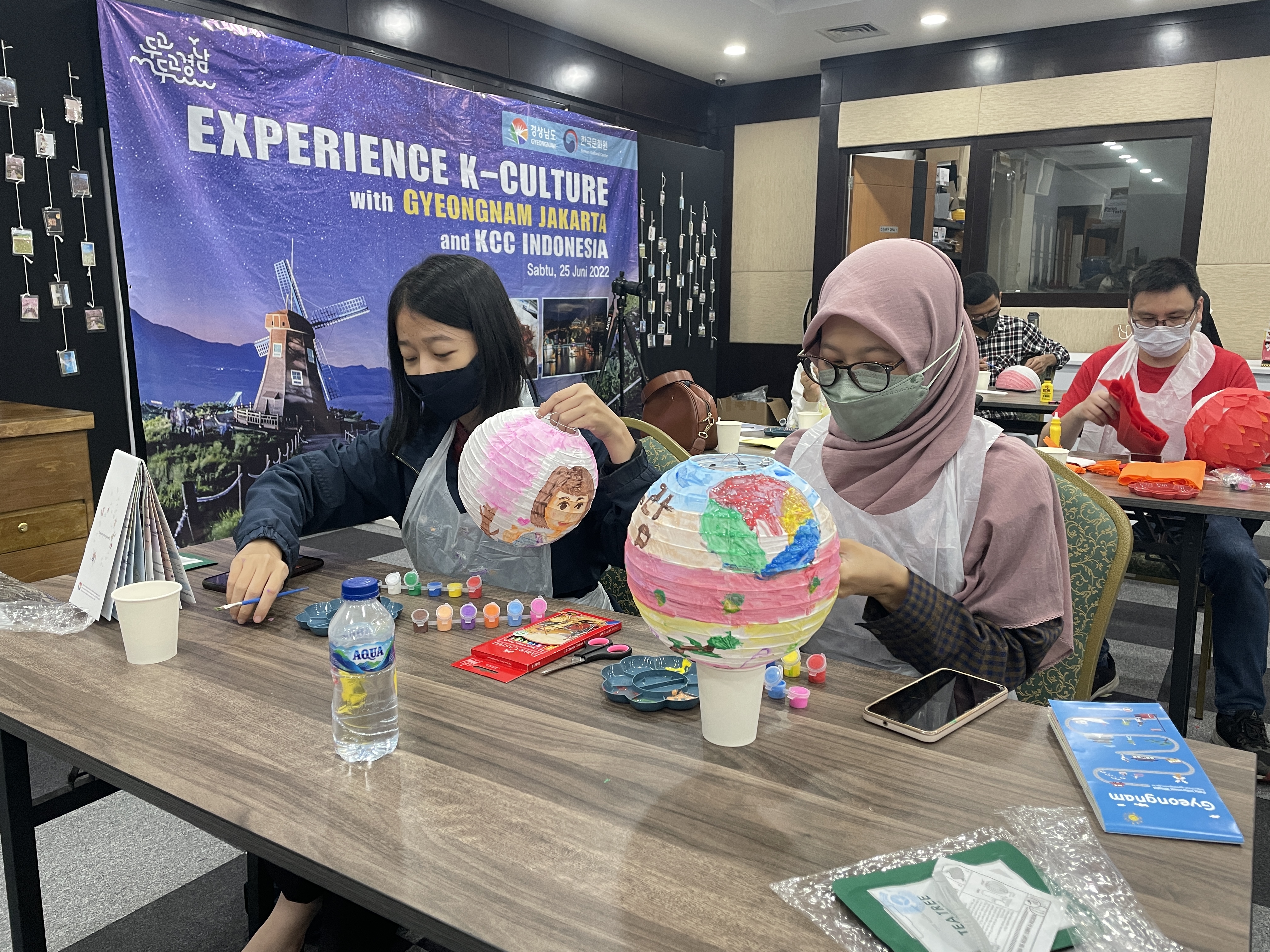 Para peserta membuat lentera atau yudeung dalam acara acara Experience K-culture yang diadakan Gyeongnam Jakarta Office bersama KCCI.