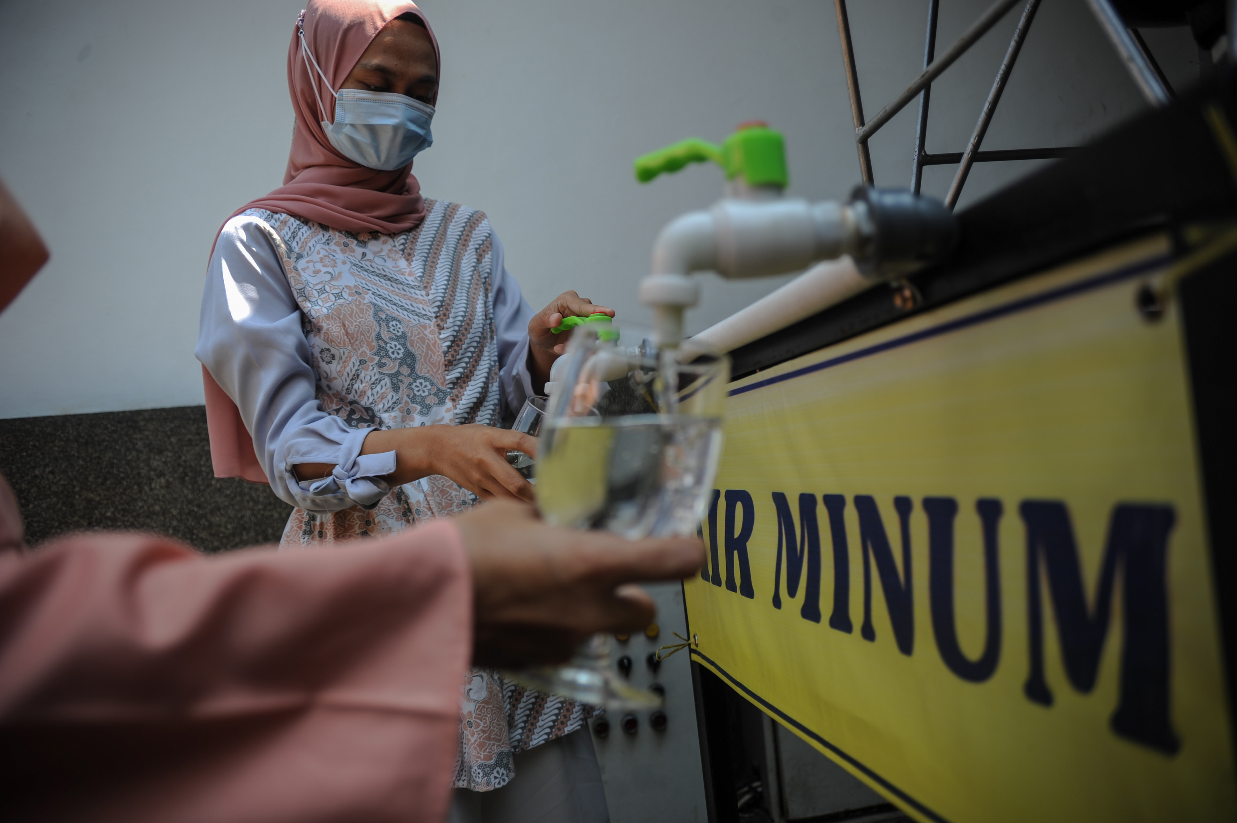 Sejumlah ASN mengisi air melalui instalasi air siap minum di Balai Kota Bandung, Jawa Barat, Jumat (4/6/2021). 
