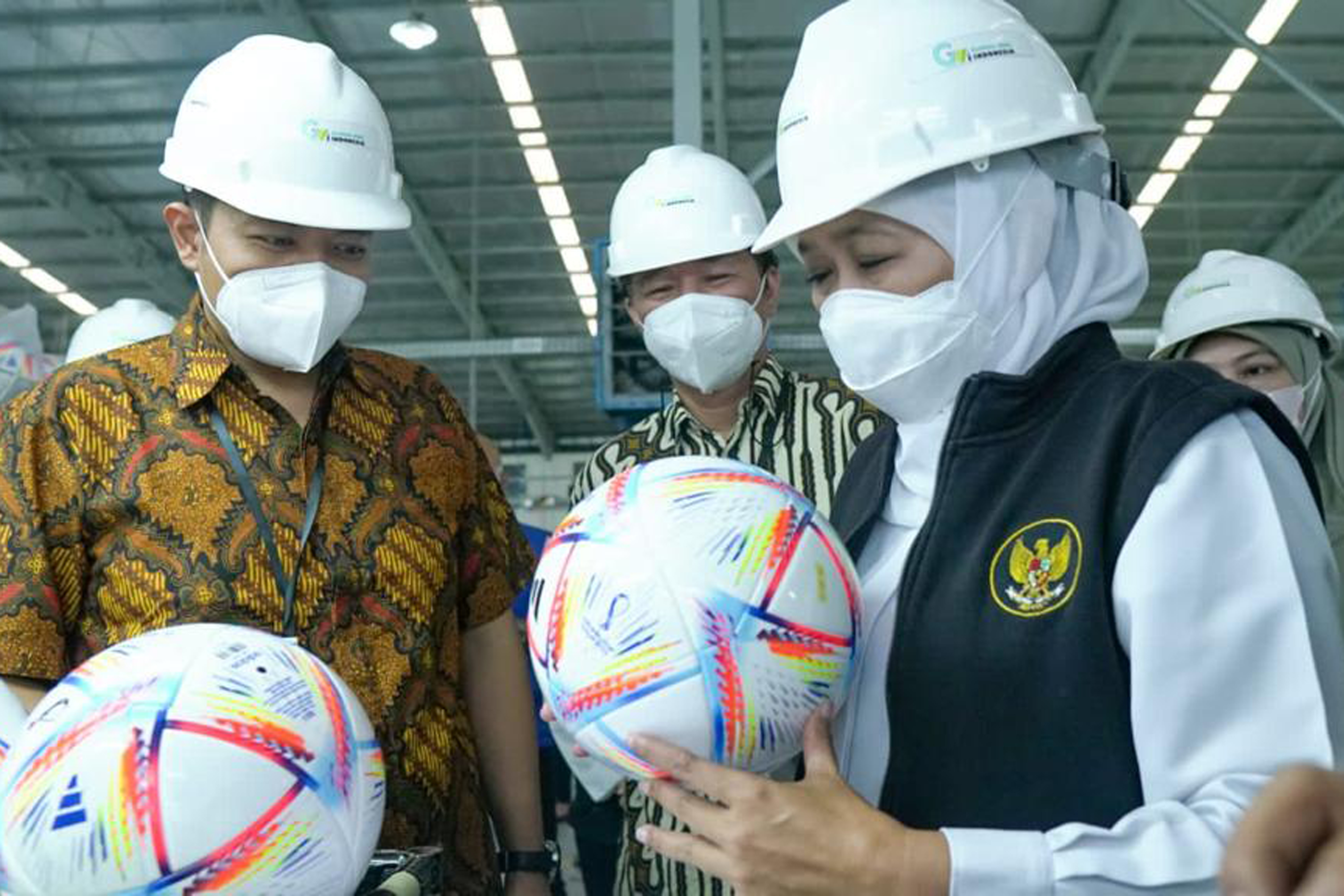 Gubernur Jatim Khofifah Indar Parawansa melihat Al Rihla, bola yang diproduksi PT Global Way Indonesia, perusahaan asal Madiun.