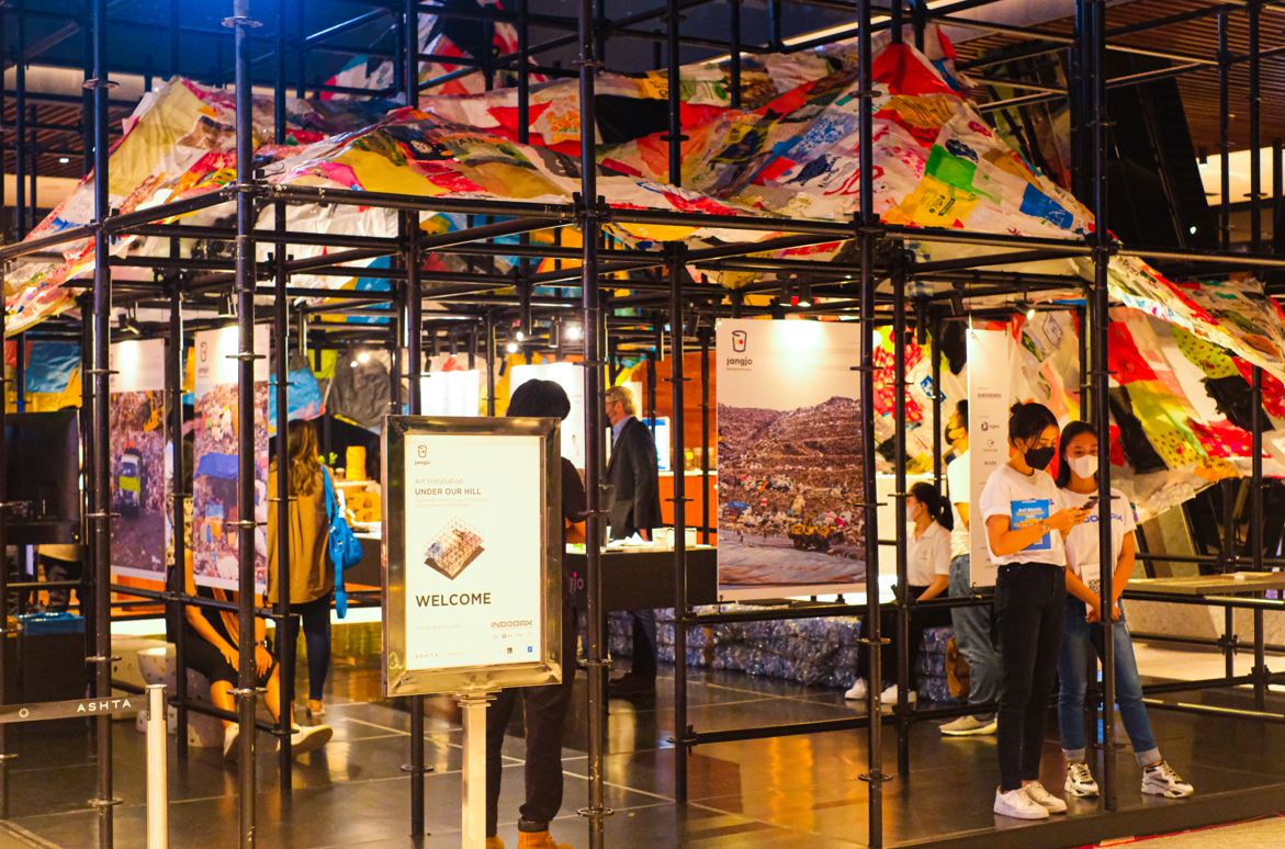 Instalasi Under Our Hill merupakan replika kondisi gunungan sampah di TPST Bantargebang yang telah mencapai tinggi 40-50 meter.