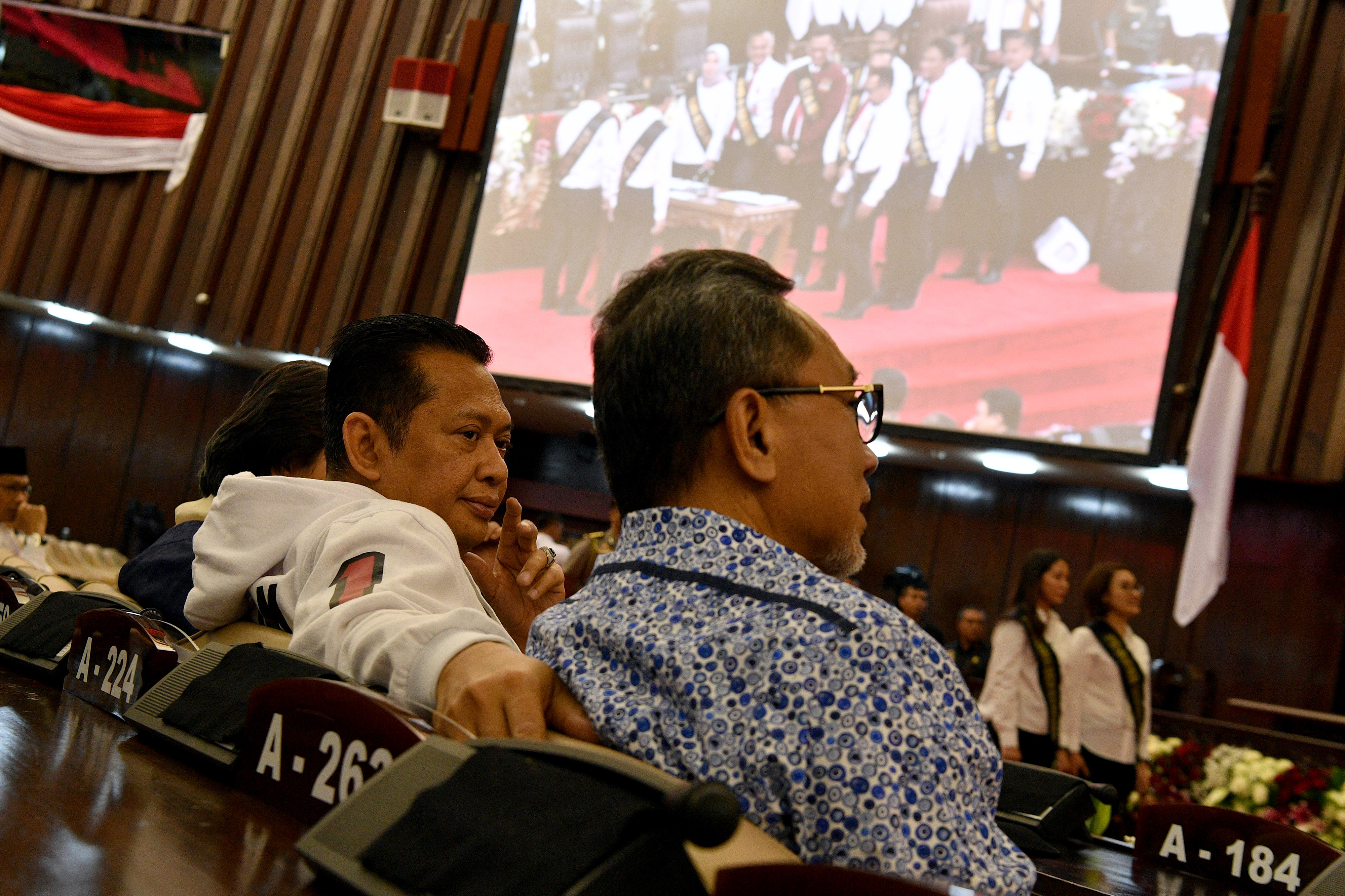 Ketua MPR Bambang Soesatyo (kiri) berbincang dengan Mantan Wakil Ketua MPR Zulkifli Hasan