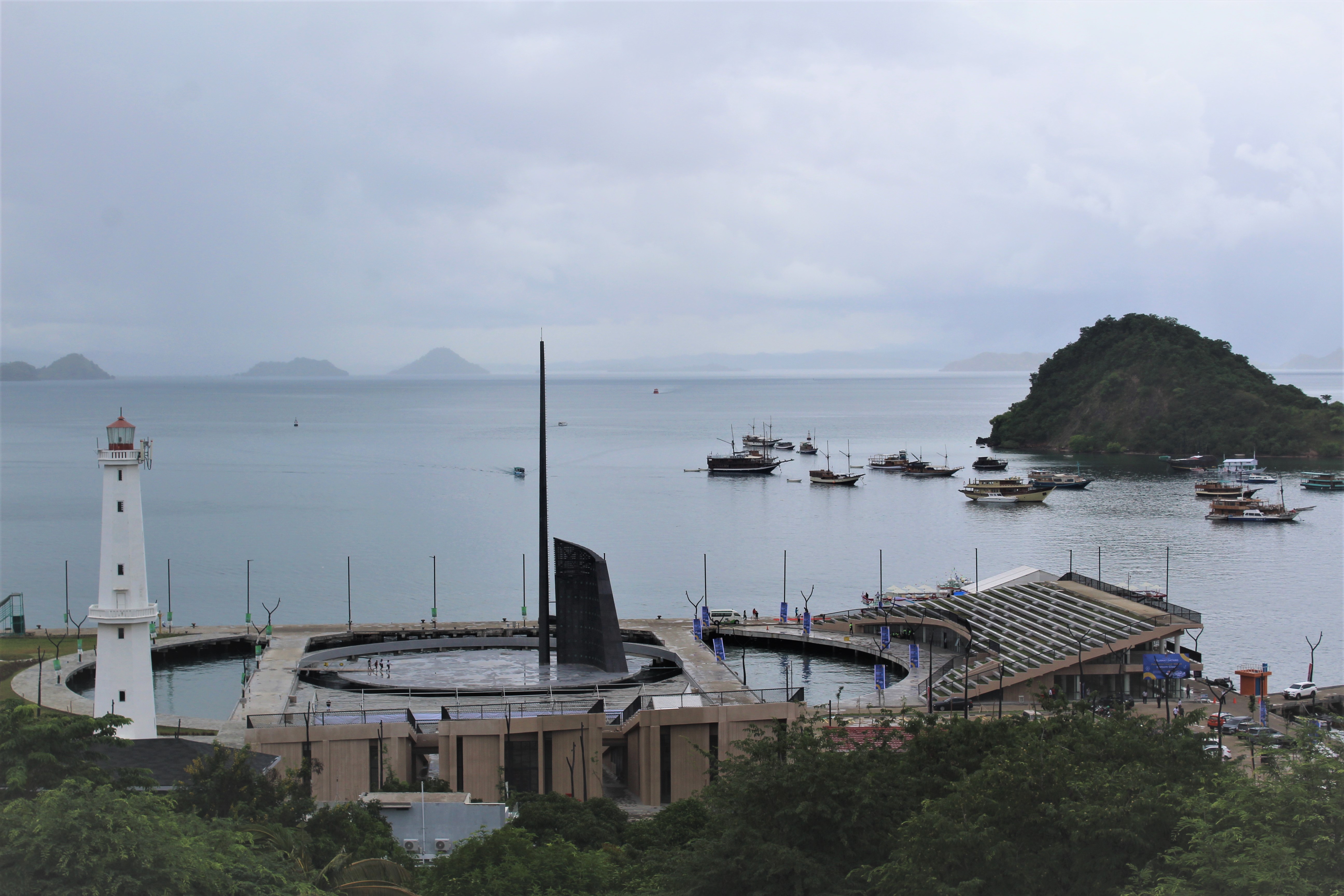 Panorama waterfront city atau Kota di Tepi Perairan Labuan Bajo, Kabupaten Manggarai Barat, NTT.