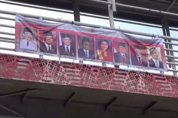 Spanduk berisi foto Gubernur DKI Anies Baswedan dengan seluruh Presiden Republik Indonesia di Rawamangun, Jakarta