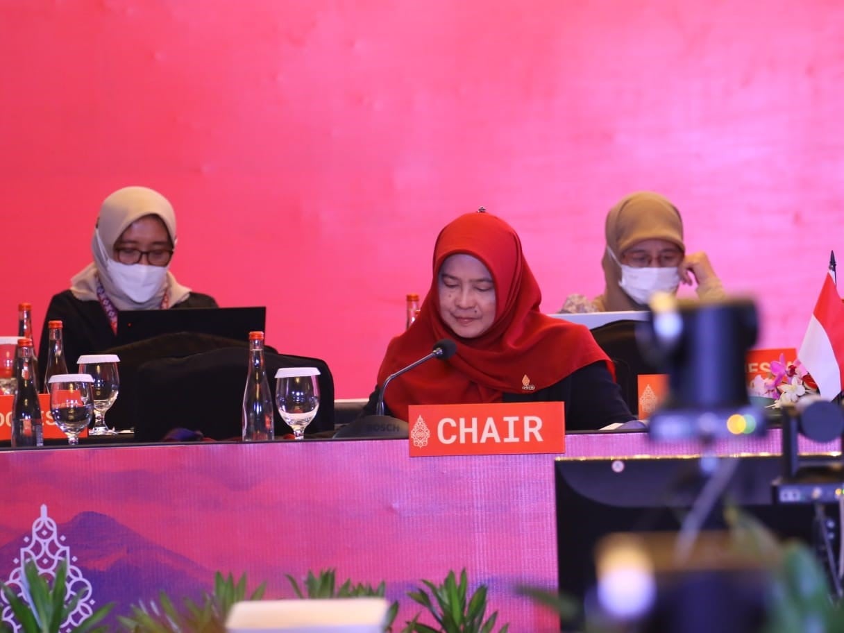 Laksmi Dhewanthi (tengah).