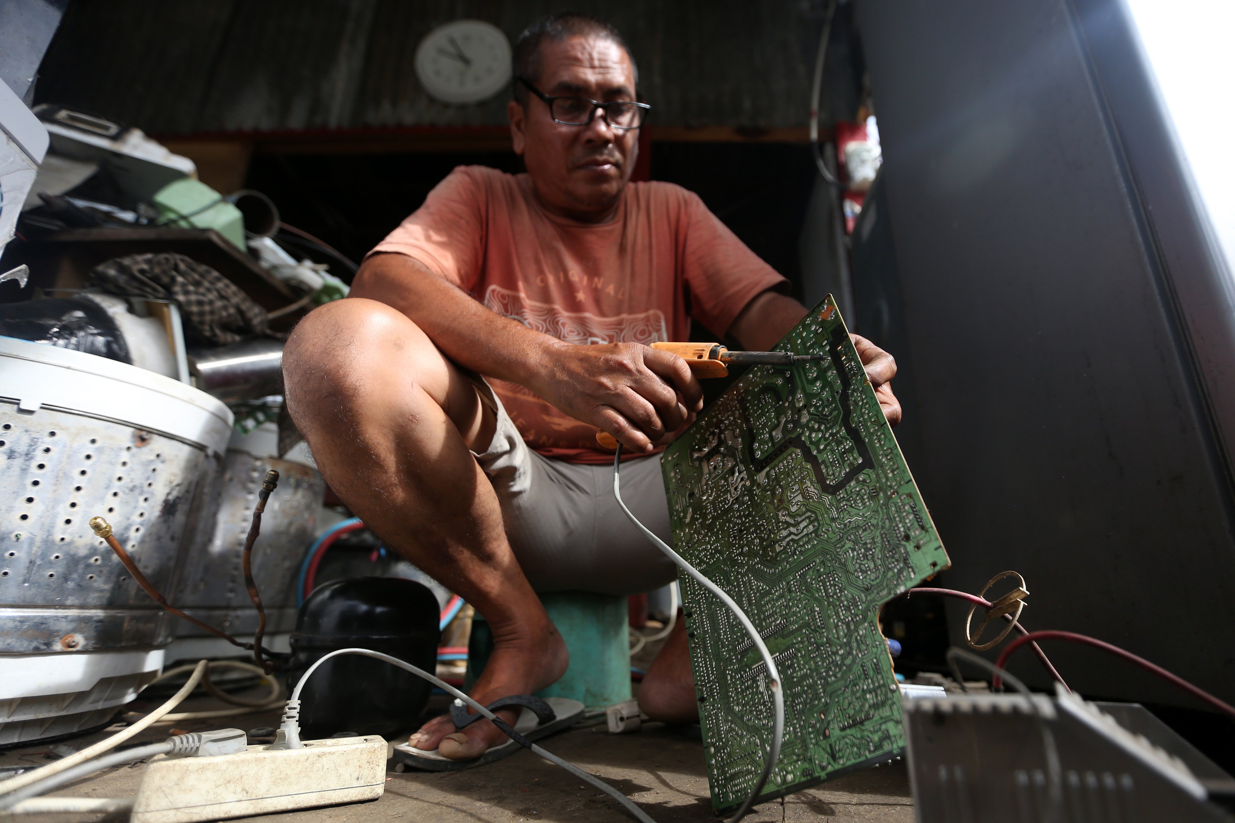 Ilustrasi pemilahan sampah elektronik