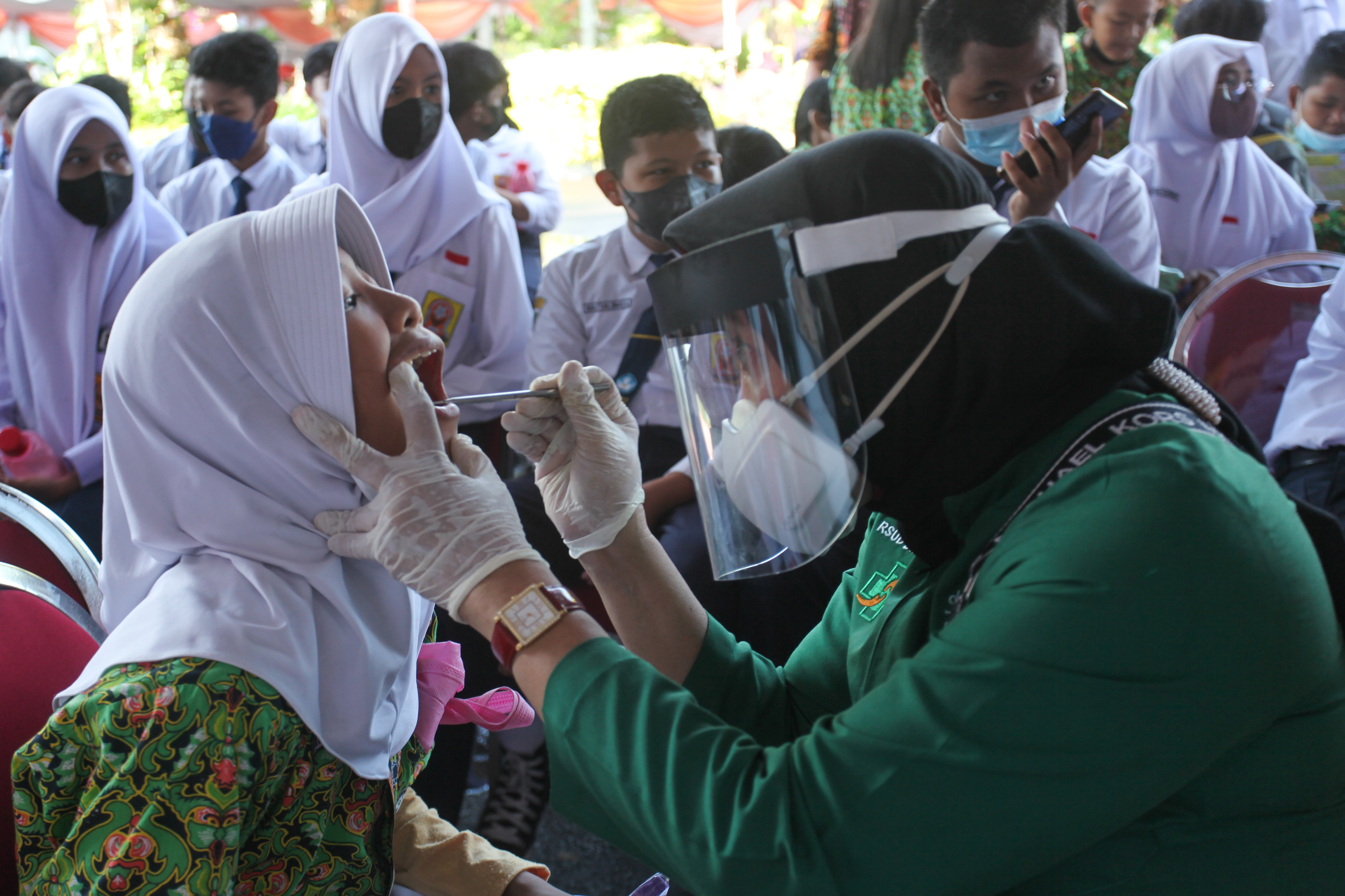 Petugas kesehatan memeriksa gigi seorang pelajar di Surabaya, Jawa Timur.