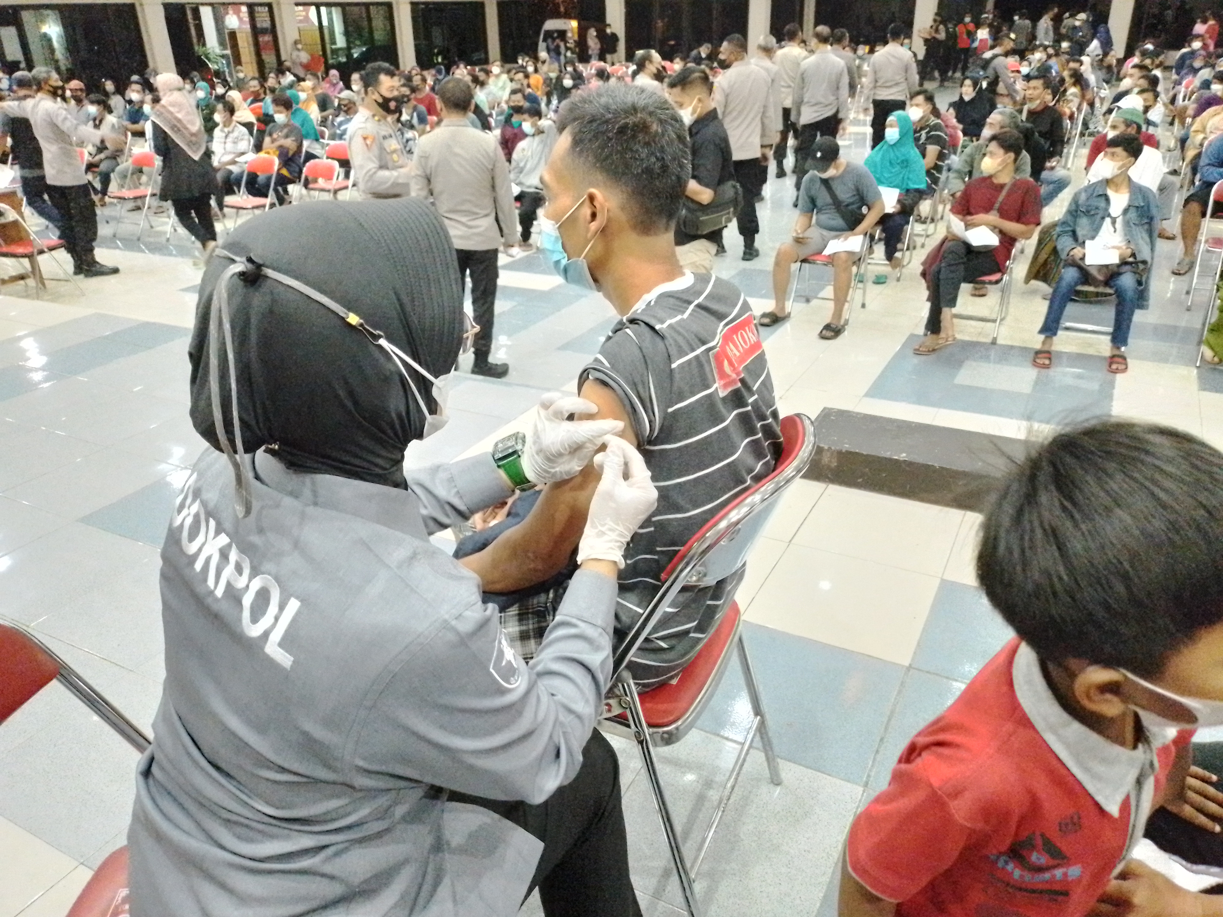 Vaksinasi covid-19 digelar kepolisian untuk memperingati Hut Bhayangkara ke 76 tahun.