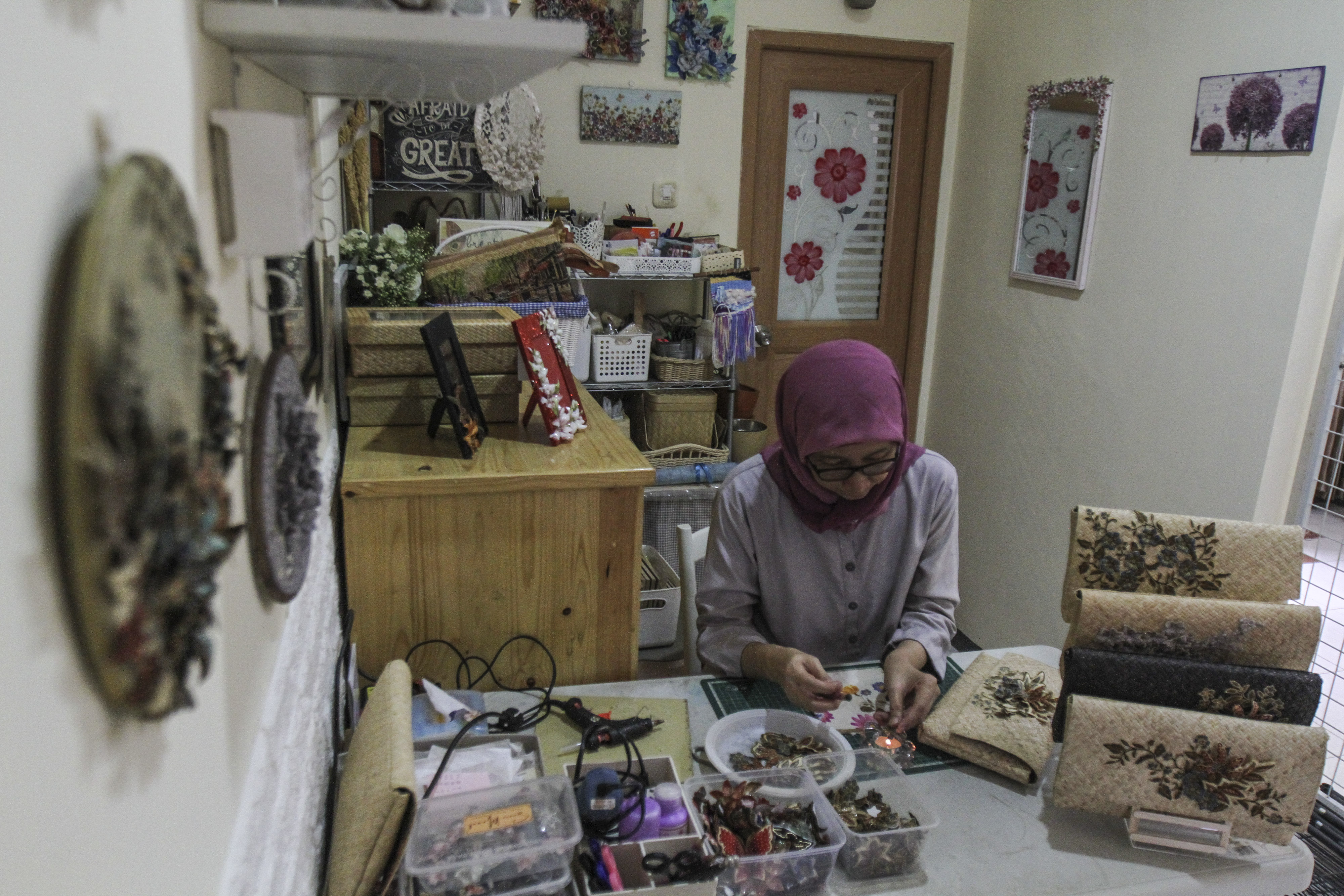 Perajin menyelesaikan pembuatan dompet dengan teknik sospeso trasparante di Nichi Craft, Depok, Jawa Barat, Senin (28/2/2022).