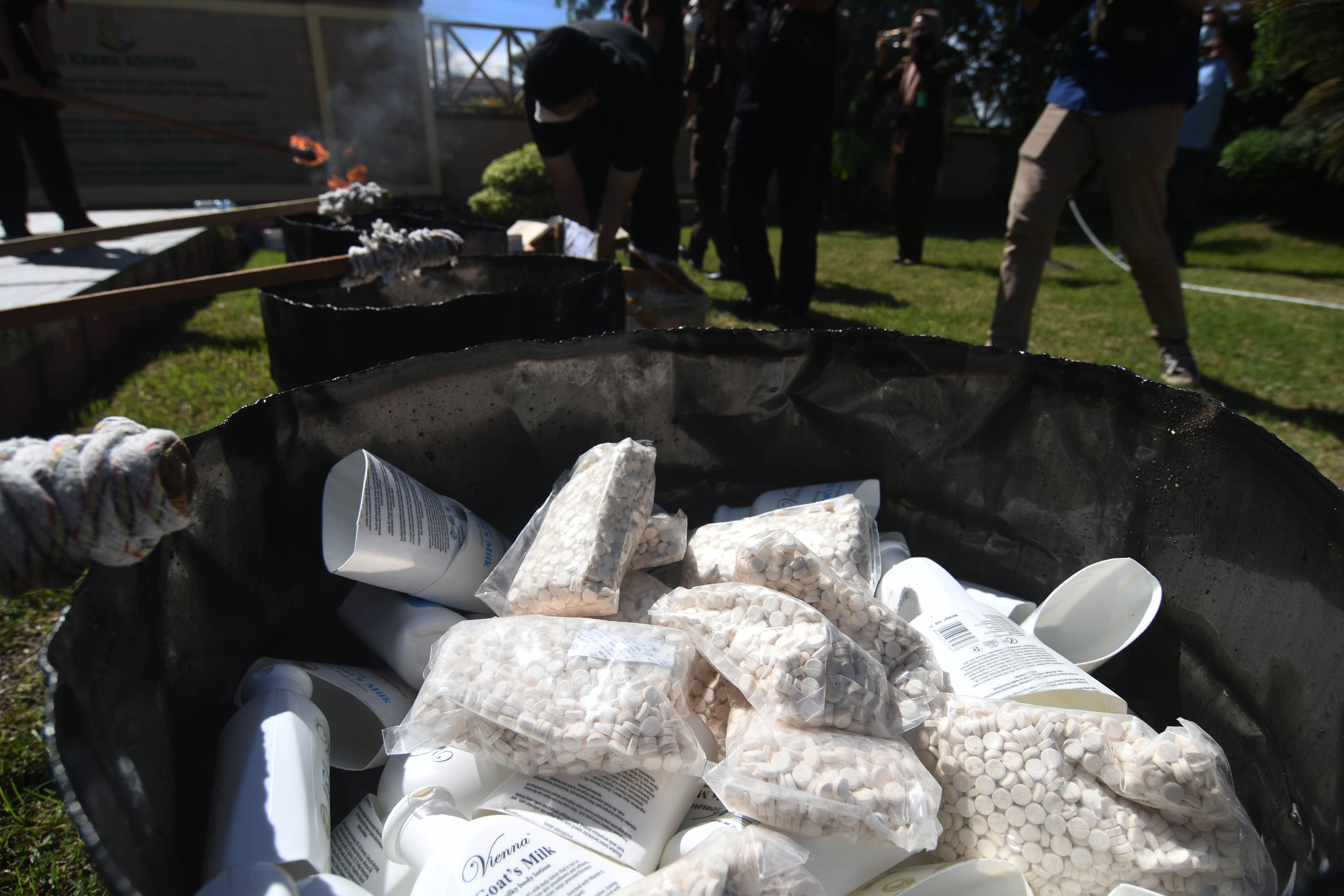 Ilustrasi petugas memusnahkan barang bukti kasus penyalahgunaan narkoba.