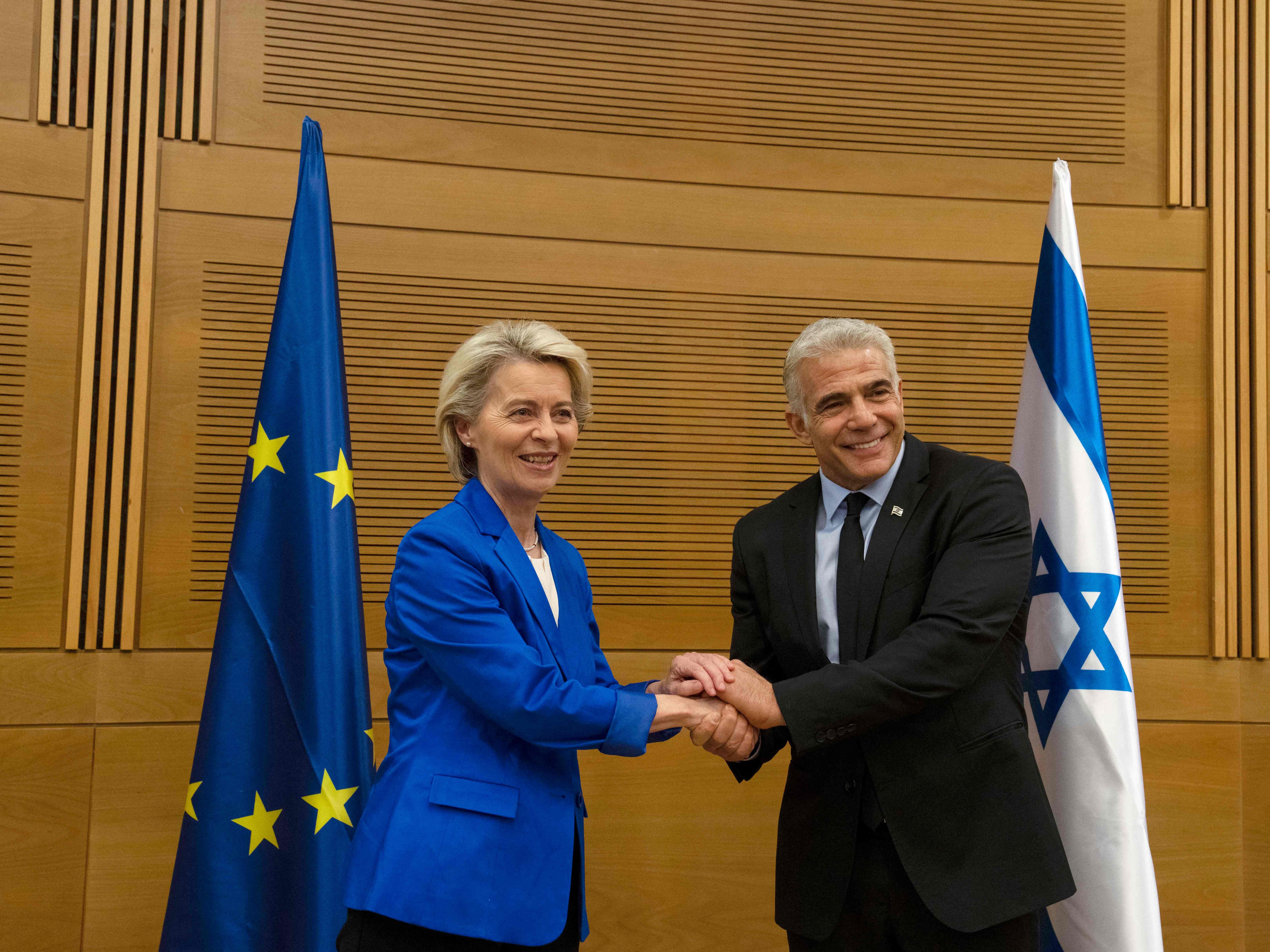 Presiden Komisi Eropa Ursula von der Leyen (kiri) berfoto dengan Menteri Luar Negeri Israel Yair Lapid.