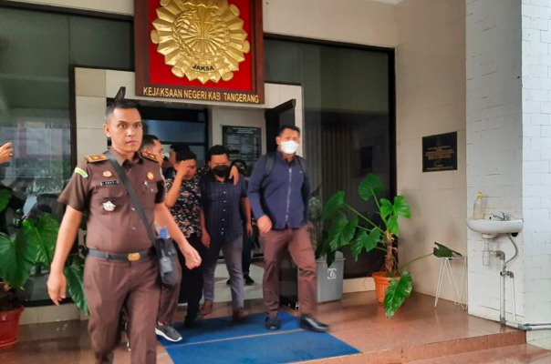 Tersangka SA (tengah) didampingi penyidik Kejari Kabupaten Tangerang keluar ruangan setelah menjalani pemeriksaan.