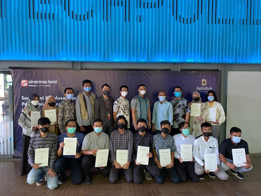 Para penerima beasiswa di angkatan keenam ini menyelesaikan program pelatihan selama dua bulan yang mereka ikuti secara daring.