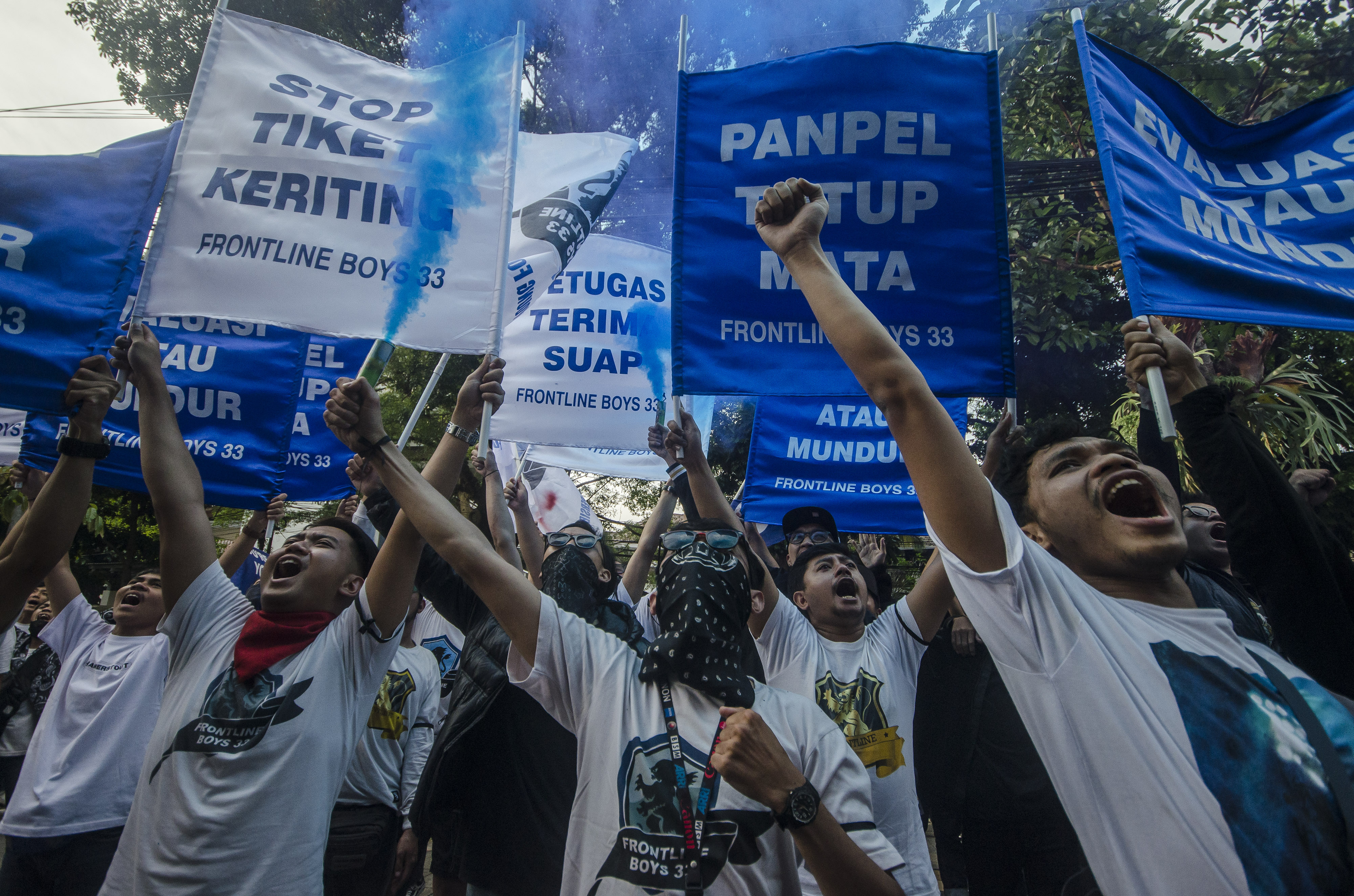 Bobotoh atau suporter Persib Bandung berunjuk rasa terkait sistem tiket dan pengelolaan pertandingan.