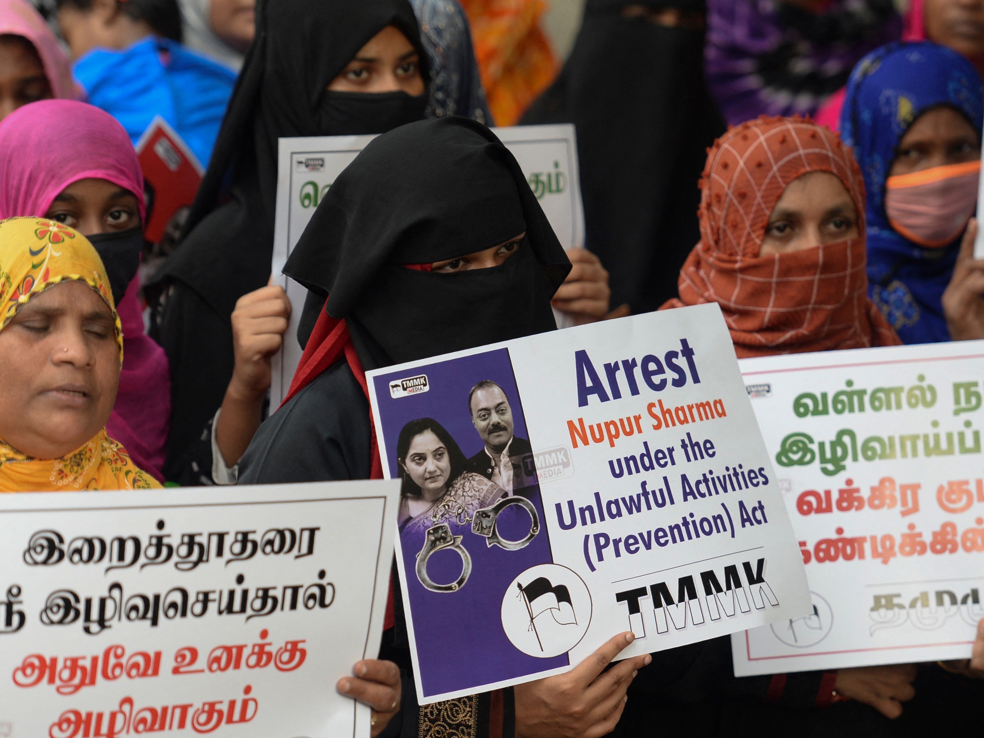 Aktivis organisasi nonpemerintah Muslim Tamilnadu Muslim Munnetra Kazhagam (TMMK) melakukan protes terhadap mantan juru bicara BJP.