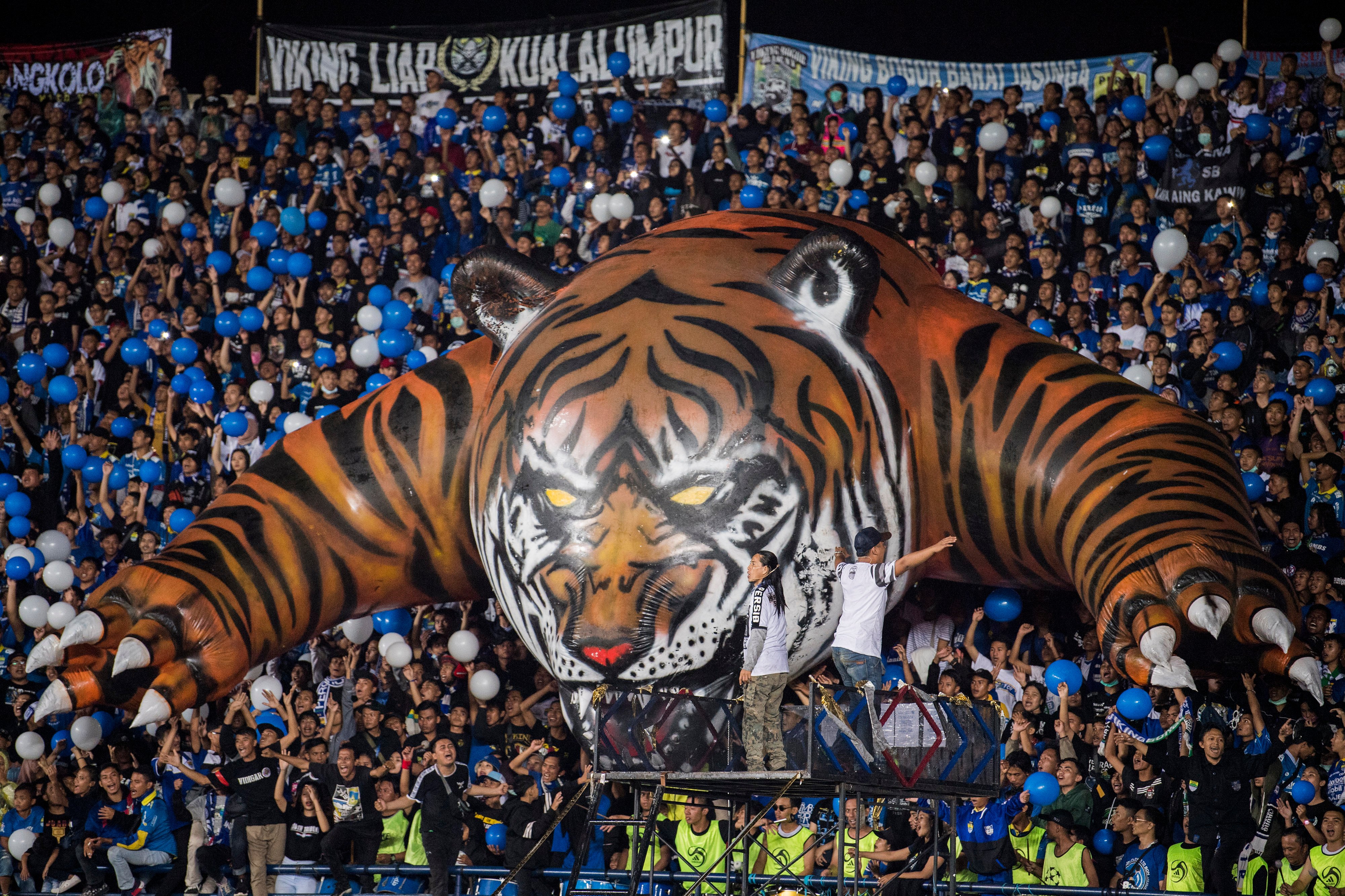 Suporter Persib Bandung membentangkan koreo Harimau tiga dimensi 
