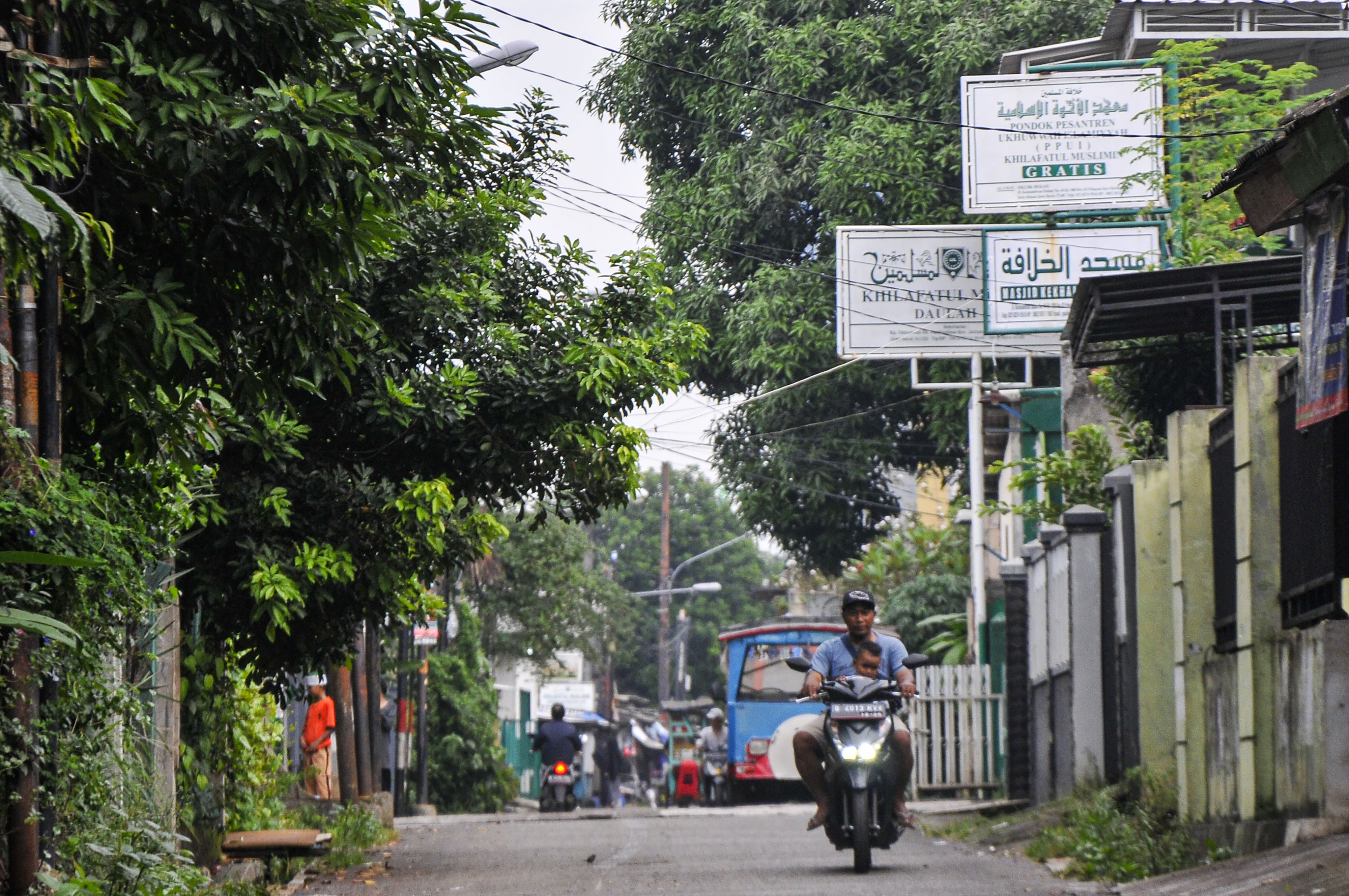 Pengendara motor melintasi kantor sekretariat Khilafatul Muslimin di Pekayon, Bekasi, Jawa Barat.