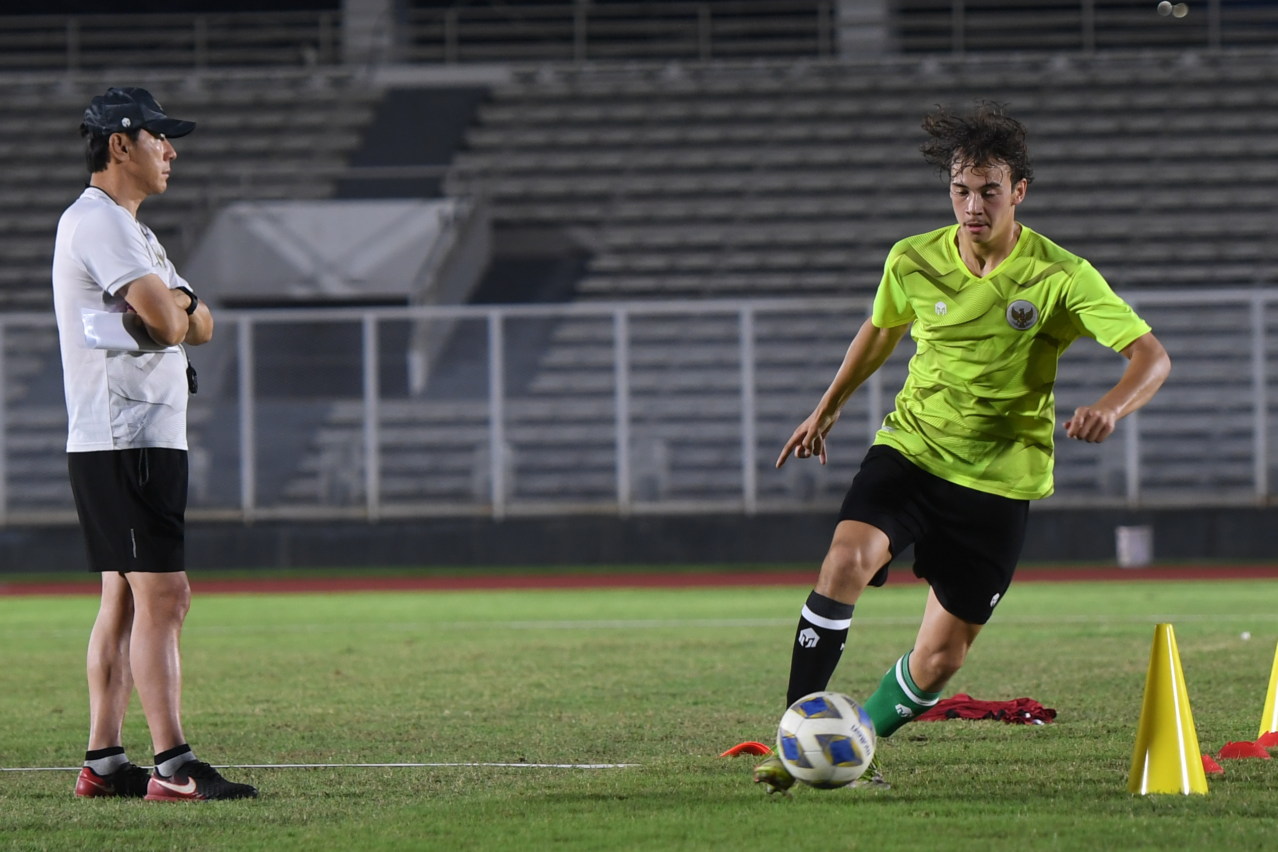 Shin Tae-yong saat melatih timnas U-19 di Stadion Madya GBK, Jakarta.