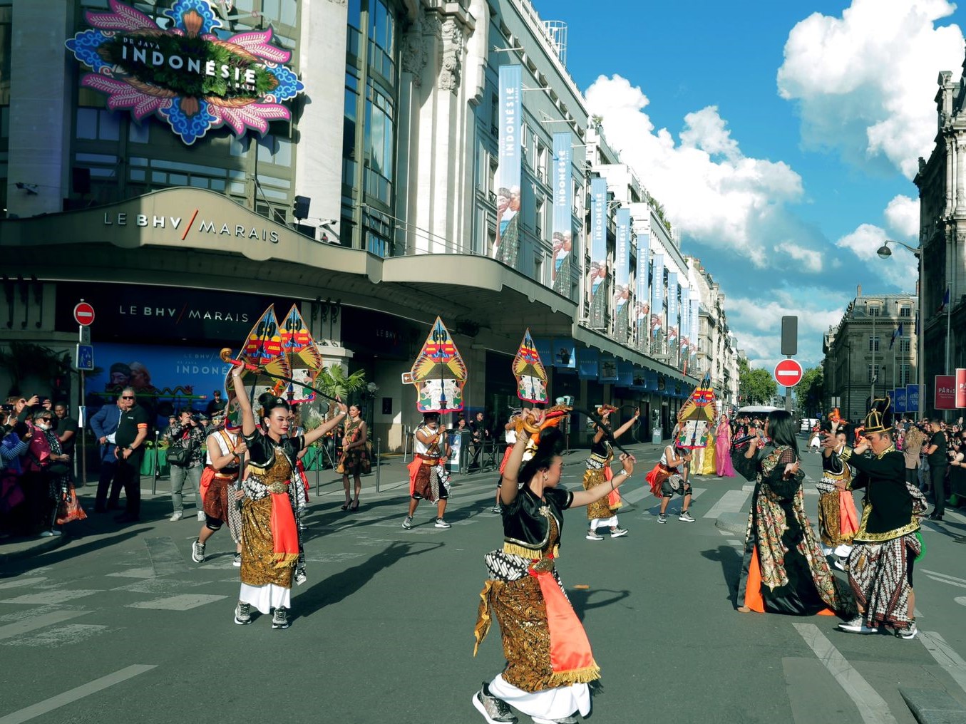 Pergelaran #ShopeeJAVAinPARIS.