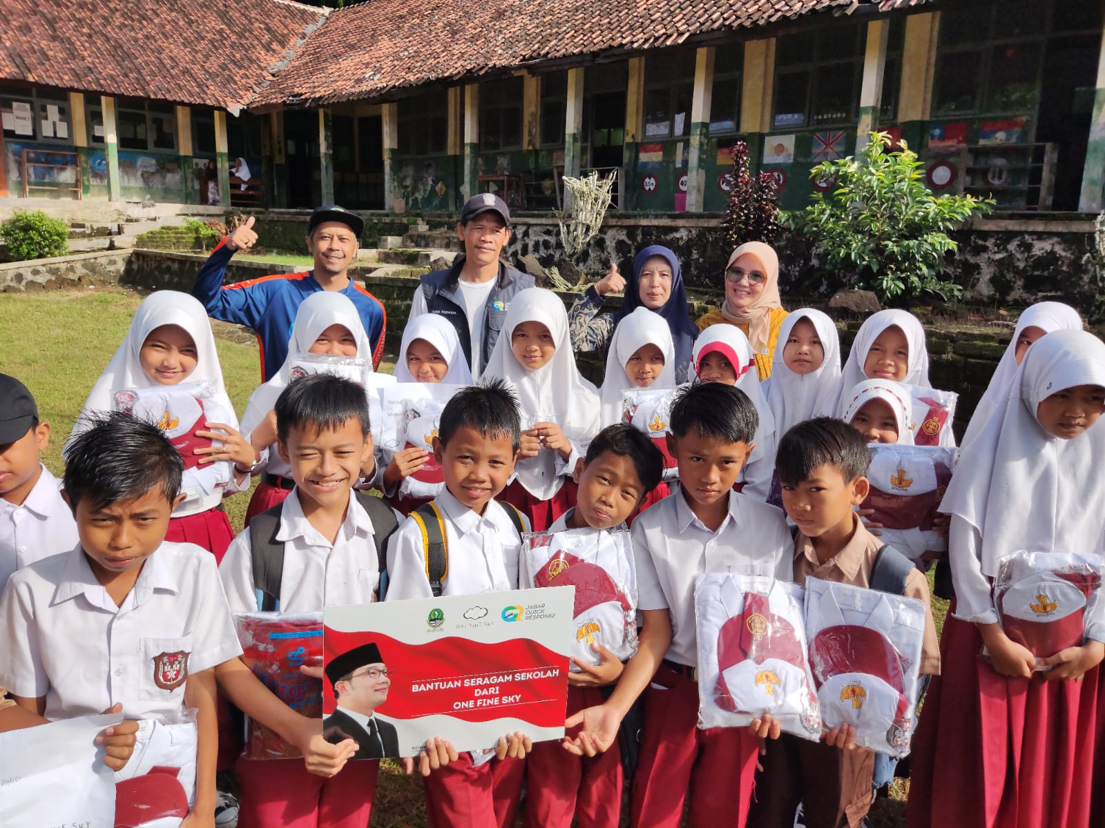 Siswa SD di Sukabumi tampak ceria setelah menerima bantuan dari Jabar Quick Response