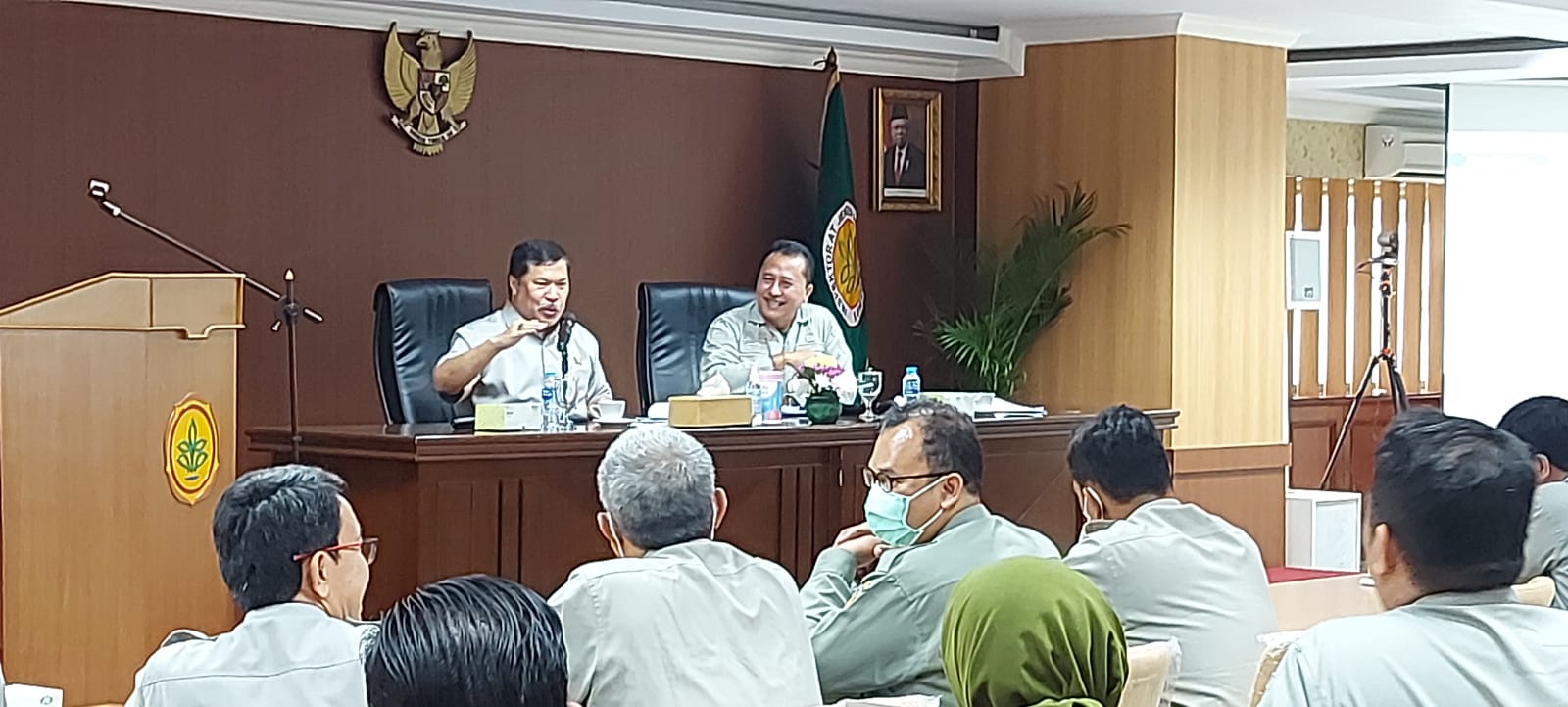 Inspektur Jenderal Kementerian Pertanian (Kementan), Jan Samuel Maringka (kiri).