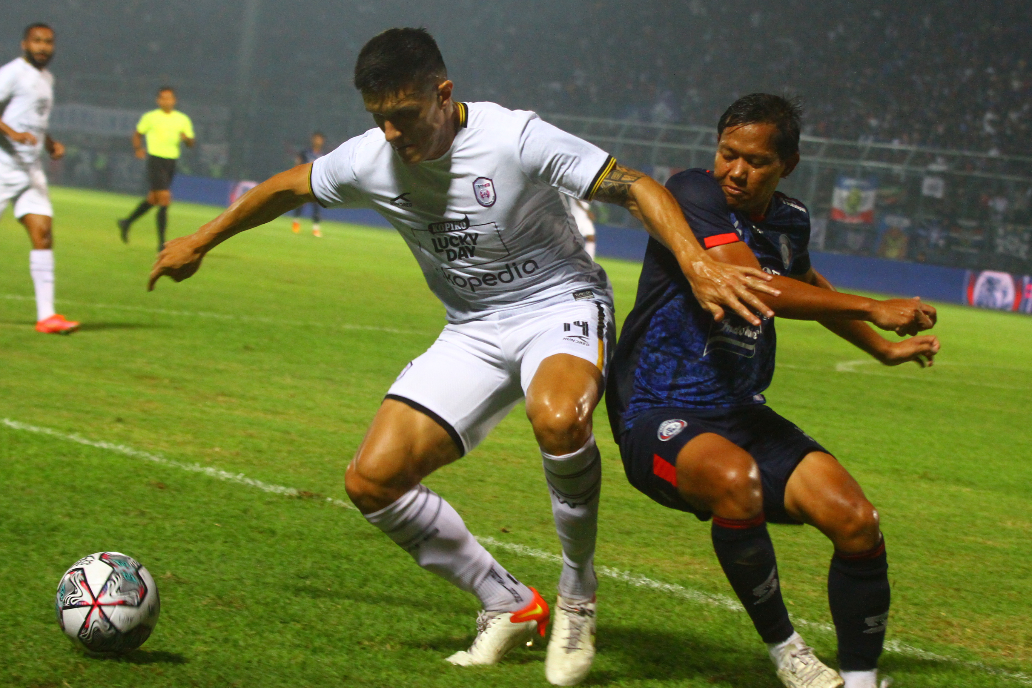 Pesepakbola RANS Nusantara FC, Victor Sanmas (kiri) berebut bola dengan Pesepakbola Arema FC, Adam Alis (kanan)