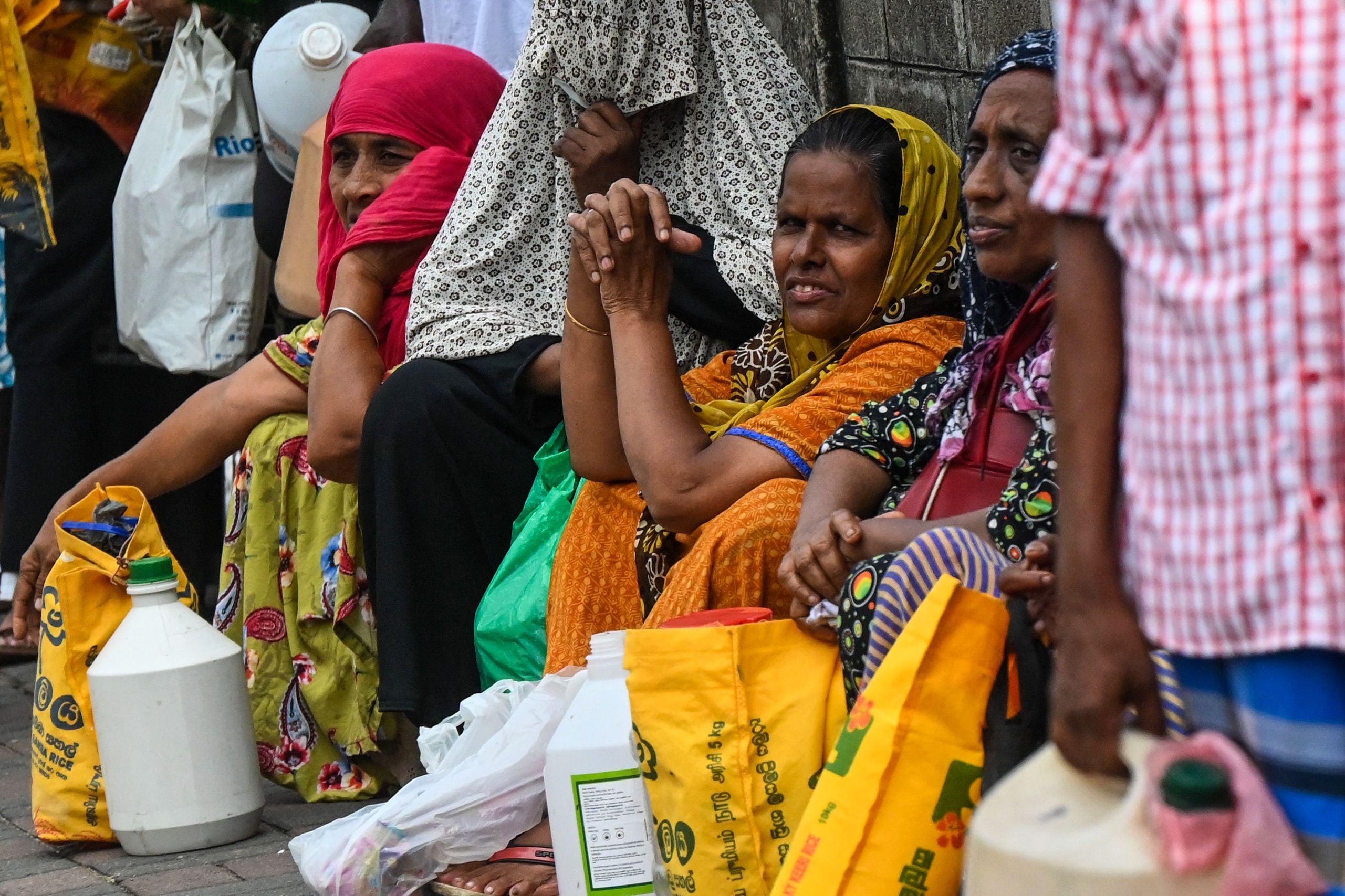 Warga di Kolombo, Sri Lanka, mengantre untuk mendapatkan pasokan bahan bakar.