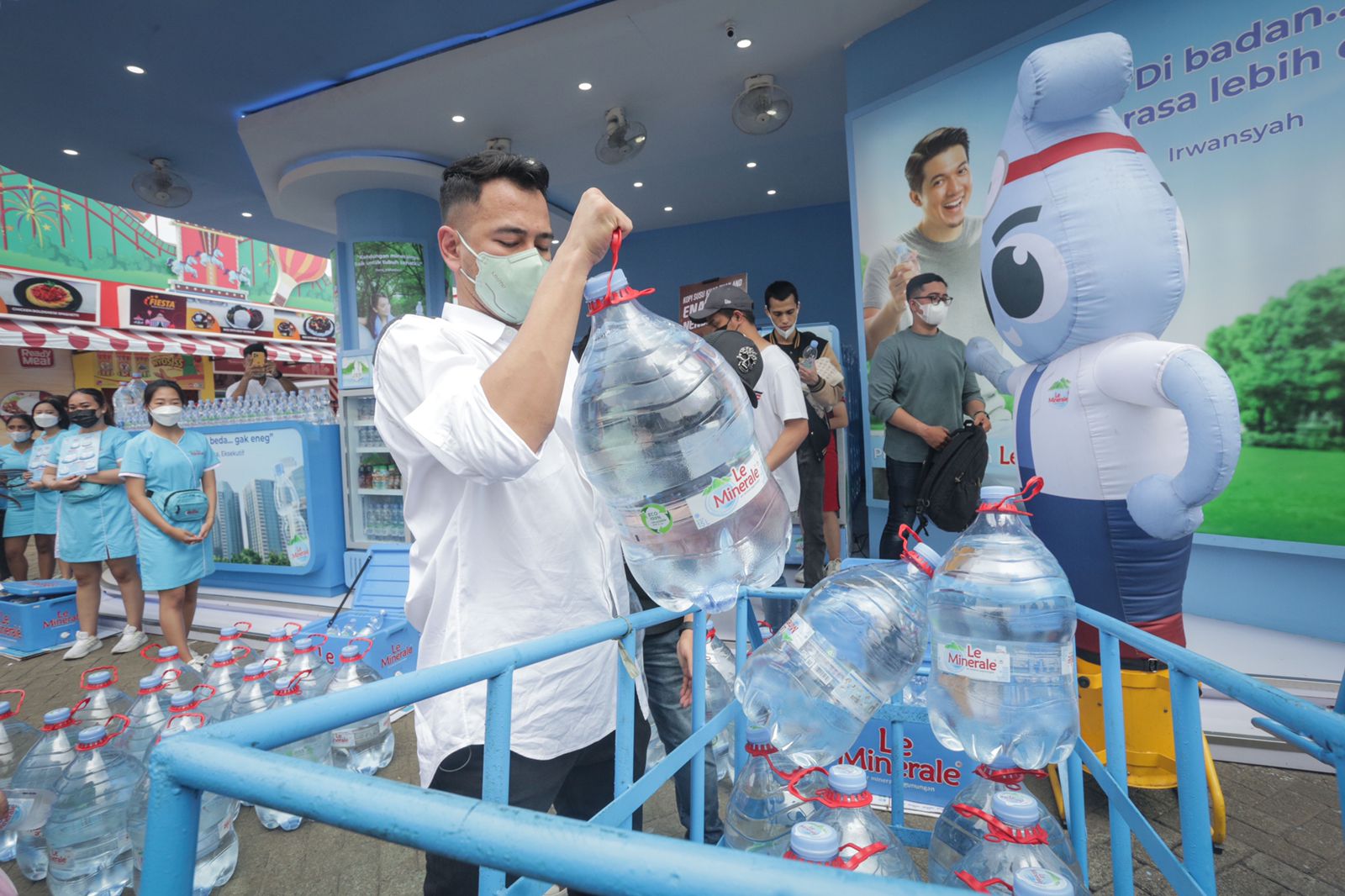 Artis Raffi Ahmad memborong produk air mineral dengan harga promosi di Pekan Raya Jakarta. 
