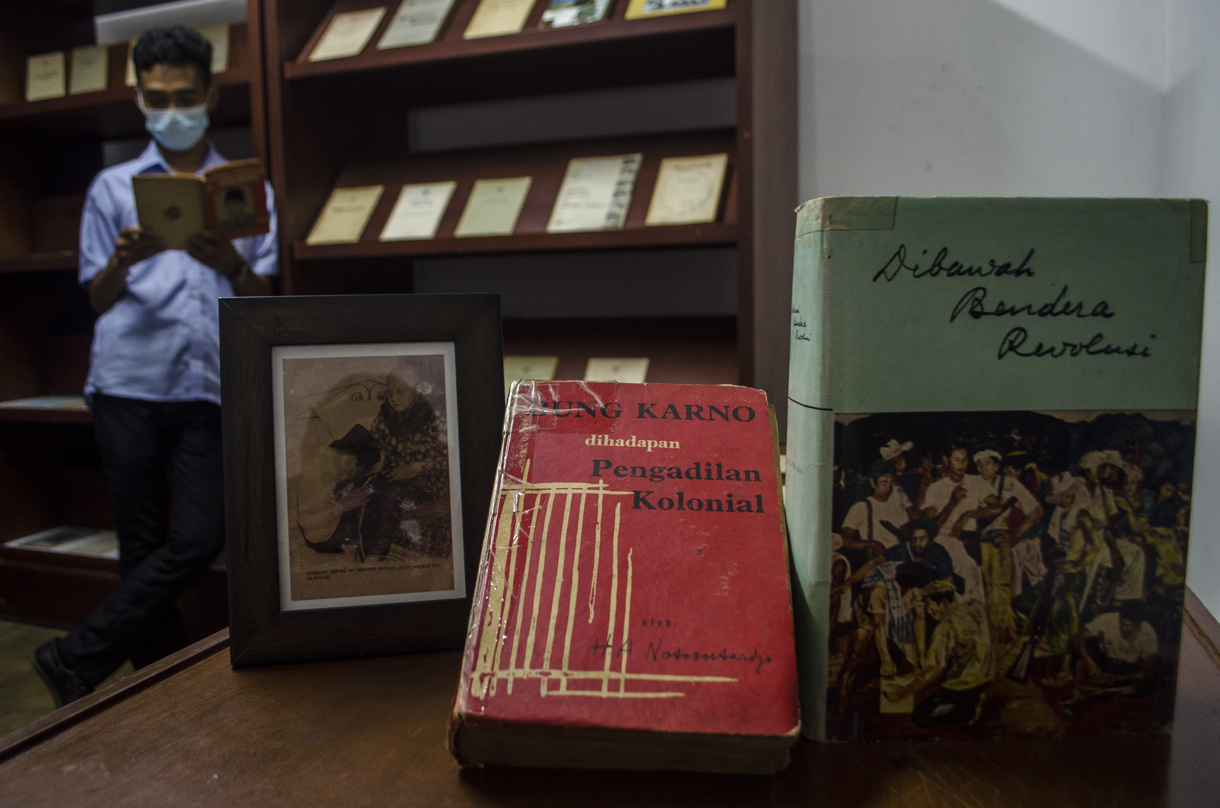 Pengunjung membaca buku di Perpustakaan Bung Karno di Gedung Indonesia Menggugat, Bandung, Jawa Barat, Senin (6/6/2022).