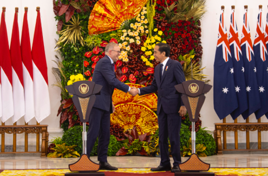 Presiden Joko Widodo (kanan) bersalaman dengan Perdana Menteri Australia Anthony Albanese (kiri).