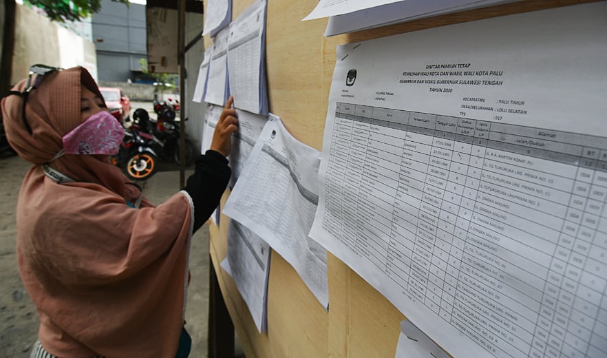 Ilustrasi pemilih melihat DPT untuk Pemilu 2024