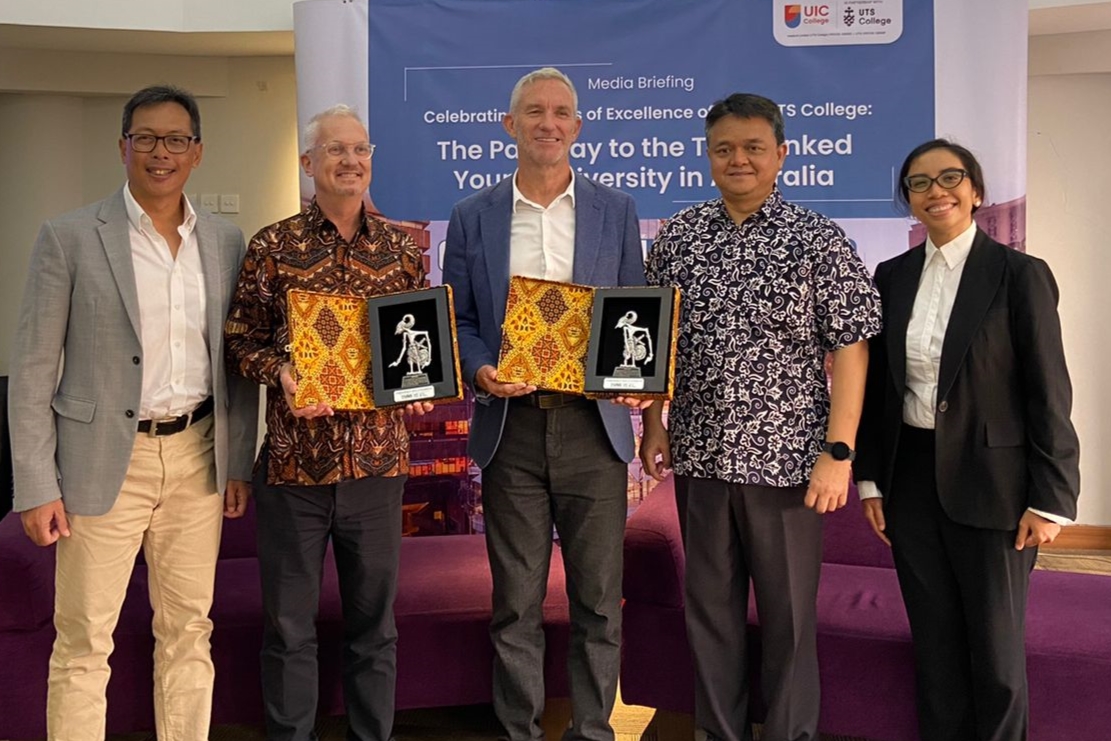 Kiri ke kanan: Adhirama Gumay, Alex Murphy, Peter Harris, Direktur USG Education Reza Suriansha, dan Yani Oktaviana.