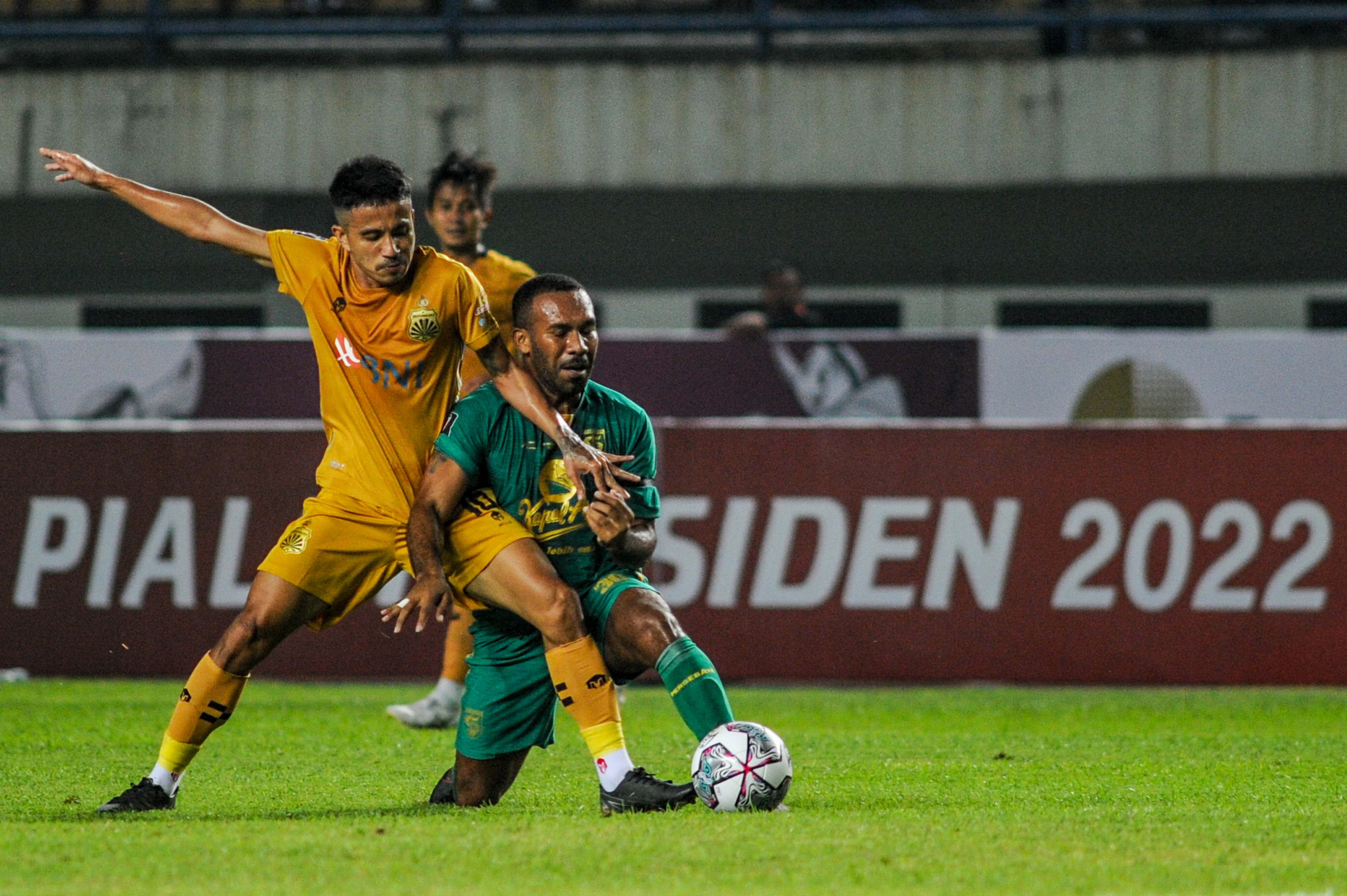Pesepak bola Bhayangkara FC Finky Pasamba (kiri) berebut bola dengan pesepak bola Persebaya Surabaya Michael Rumere