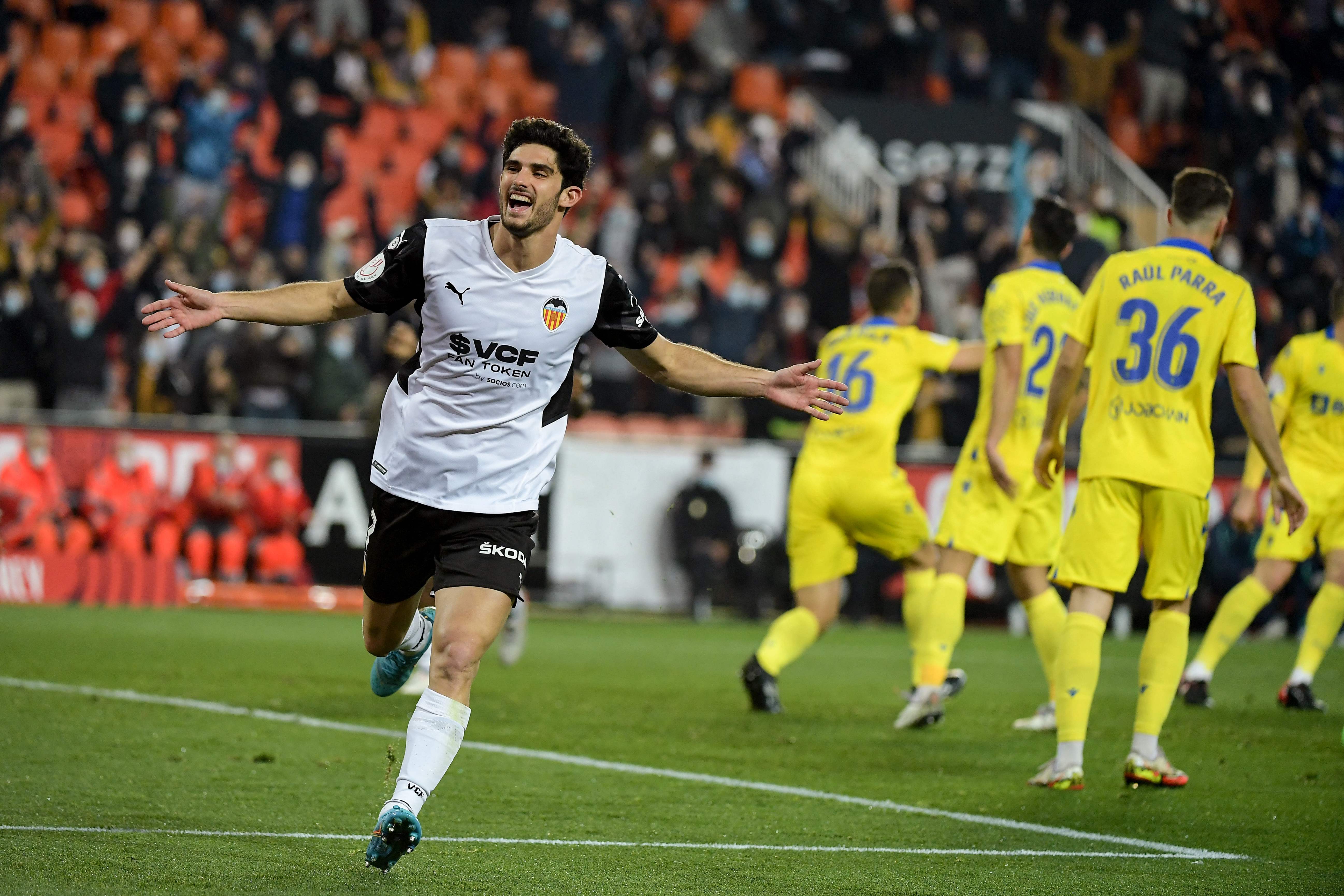 Penyerang Valencia Goncalo Guedes