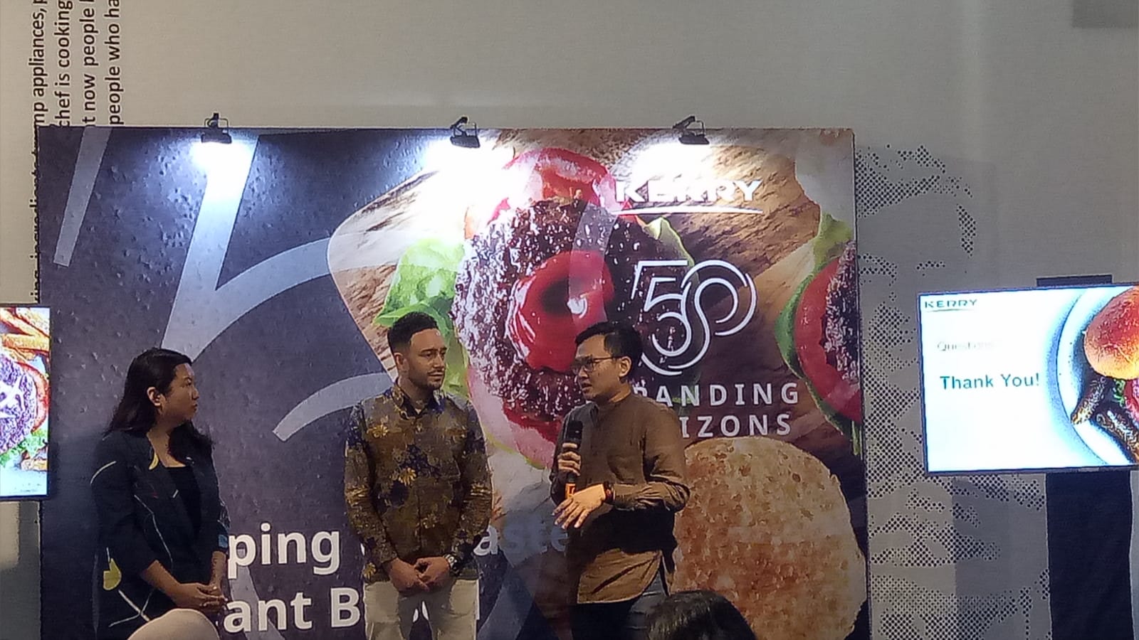 Jie Ying Lee,  Josh Strong dan Rizki Adriyan saat mempresentasikan tentang makanan berbasis nabati buatan Kerry di Jakarta, Rabu (29/6/2022 