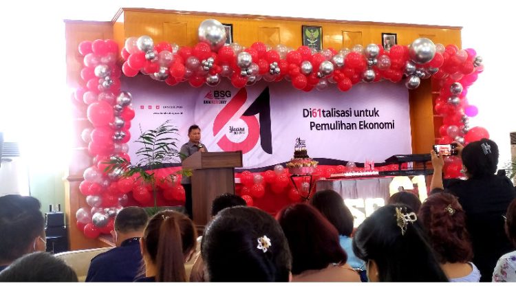  Direktur Utama Bank Sulut Go Revinoh Pepah memberikan sambutan saat peringatan HUT ke-61 Bank SulutGo