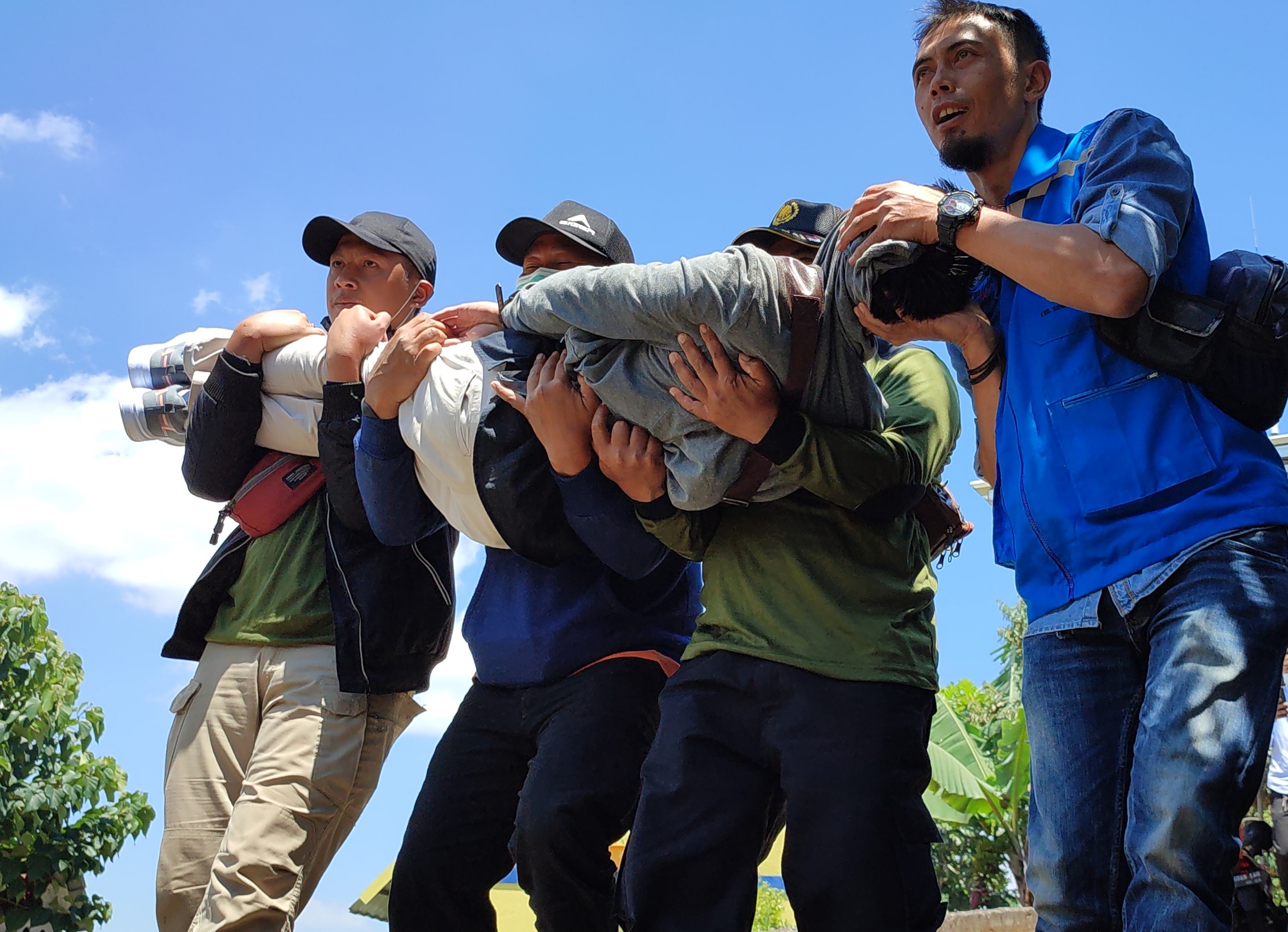 Warga mengikuti simulasi gempa Sesar Lembang yang diselenggarakan BNPB bersama BPBD