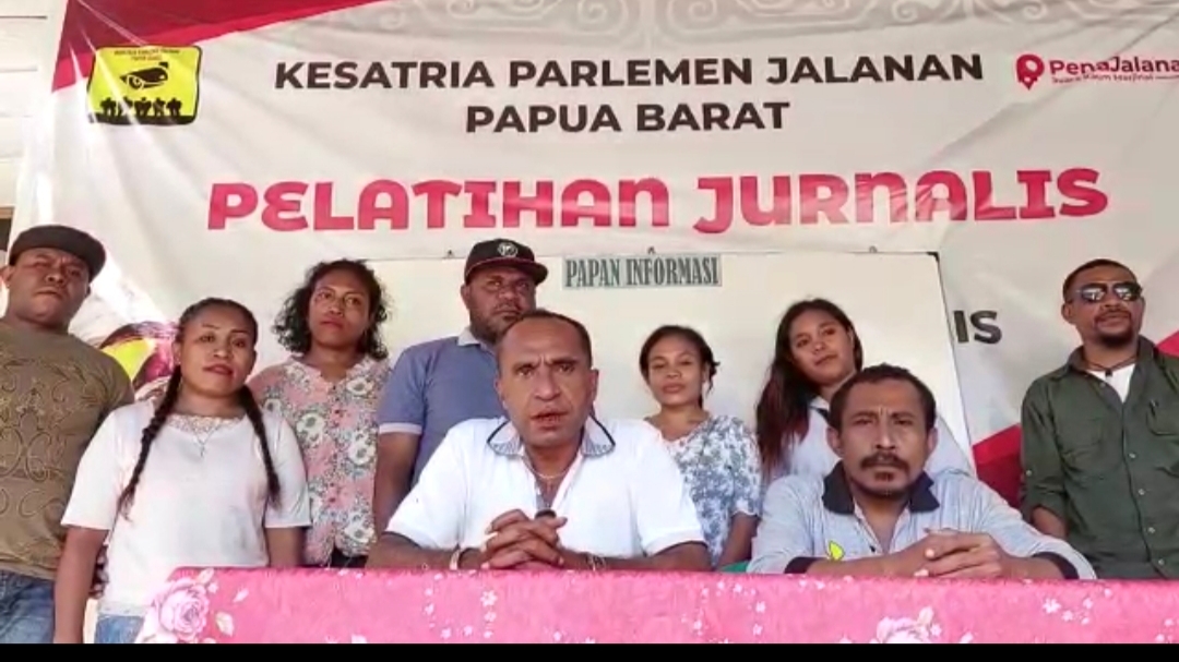  Panglima Parjal, Ronald Mambieuw (tengah berbaju putih) meminta pemerintah membangun SDM orang asli Papua untuk mengisi Daerah Otonomi Baru