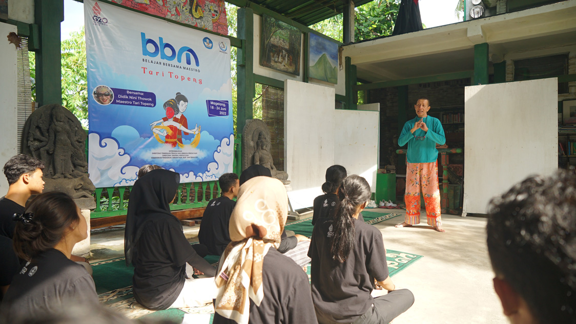 Maestro Tari Topeng Didik Ninik Thowok memberikan pelajaran tari topeng pada seniman muda