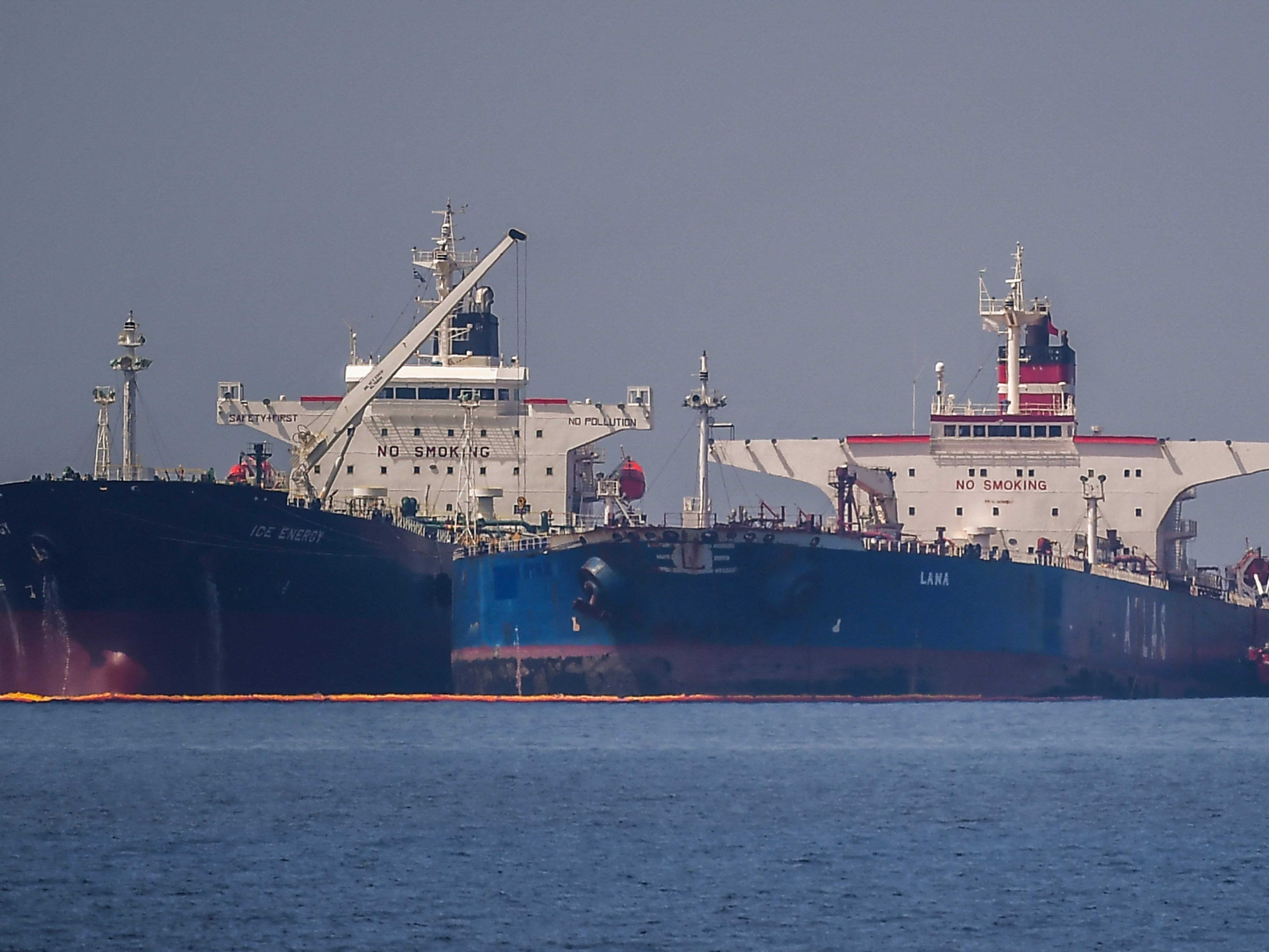 Kapal tanker minyak berbendera Liberia Ice Energy (kiri) memindahkan minyak mentah dari kapal tanker minyak berbendera Iran Lana (kanan).