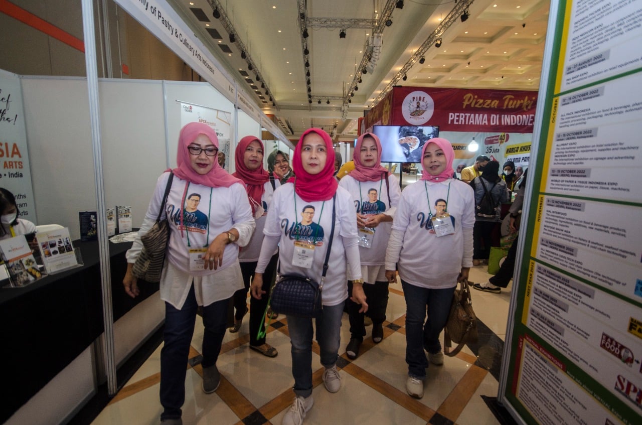 Relawan yang tergabung dalam UMKM Sahabat Sandi menggelar kegiatan pelatihan membuat kue Pie dan Pastry di Grand Ball Room Soedirman, Bandun