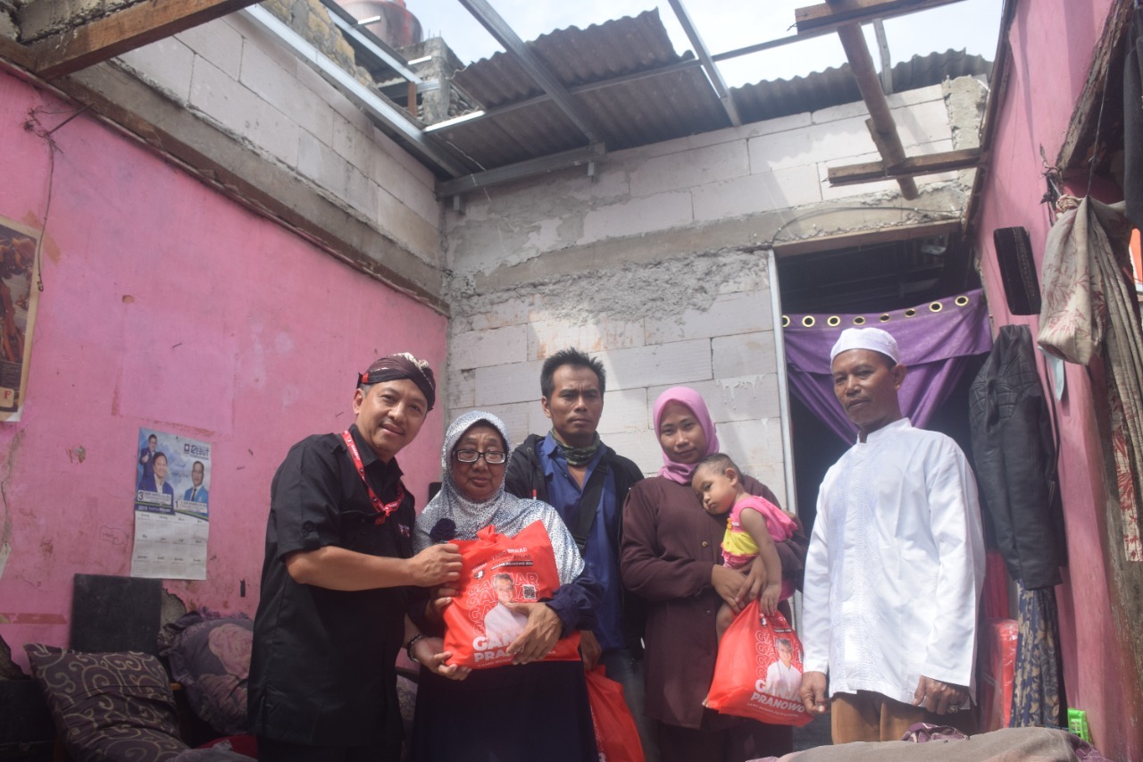 Sahabat Ganjar membagikan bantuan bagi warga Depok korban angin puting beliung