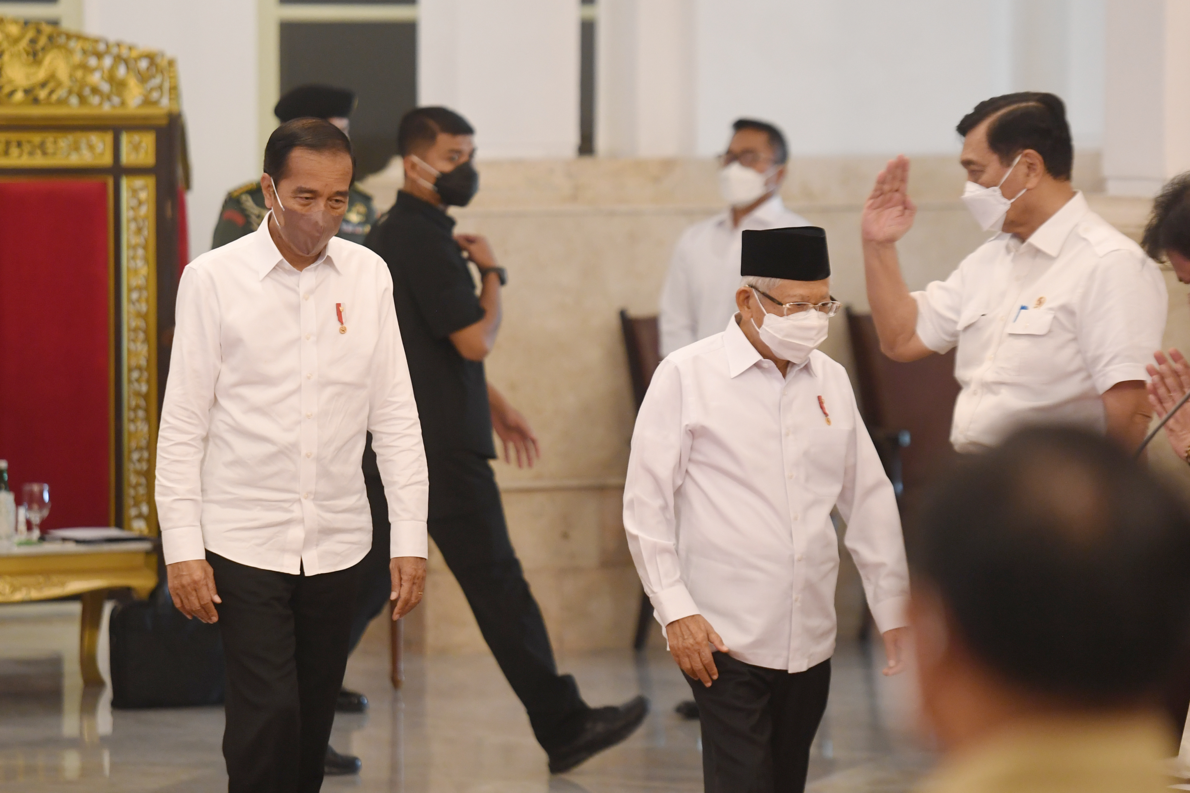Presiden Jokowi bersama Wapres Ma'ruf Amin bersiap memimpin rapat kabinet paripurna.