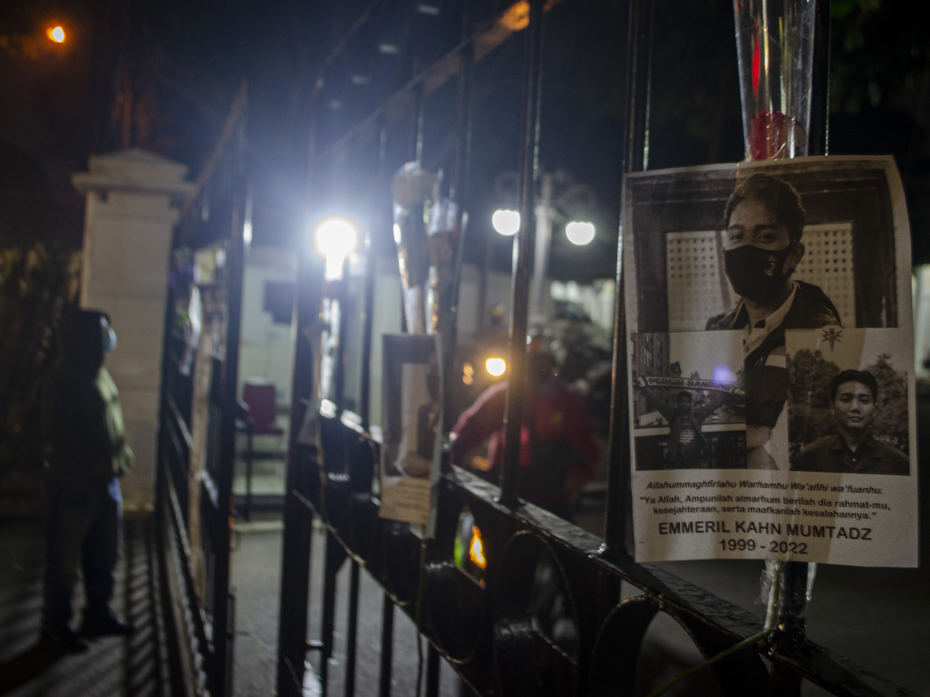 Warga melihat foto Emmeril Khan Mumtadz yang dipajang di pagar sebagai ungkapan belasungkawa di Gedung Negara Pakuan, Bandung, Jabar.
