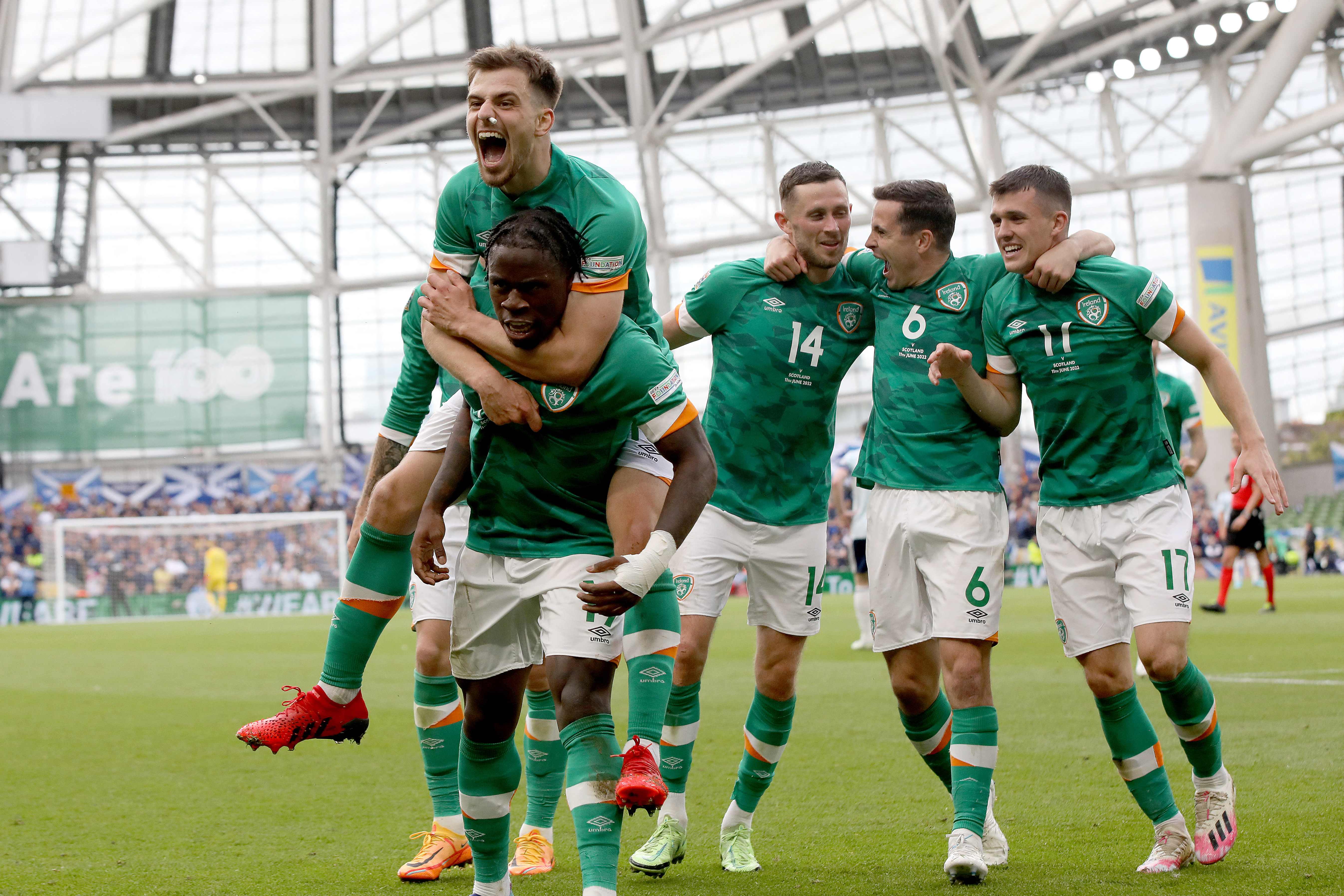 Para pemain Irlandia melakukan selebrasi usai mencetak gol ke gawang Skotlandia di laga Liga Negara UEFA.