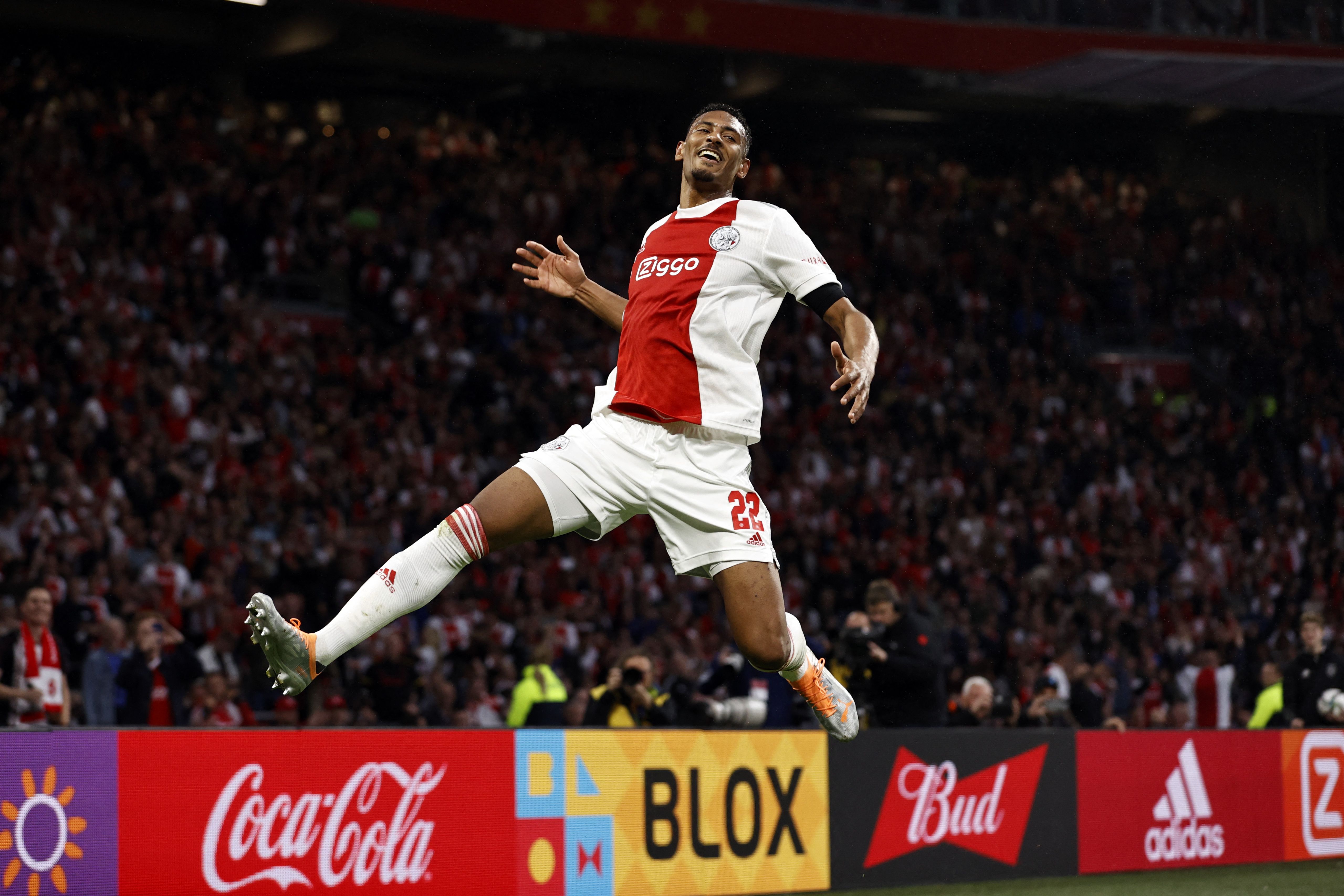 Striker Ajax, Sebastian Haller jadi incaran Dortmund untuk menggantikan Erling Haaland.   