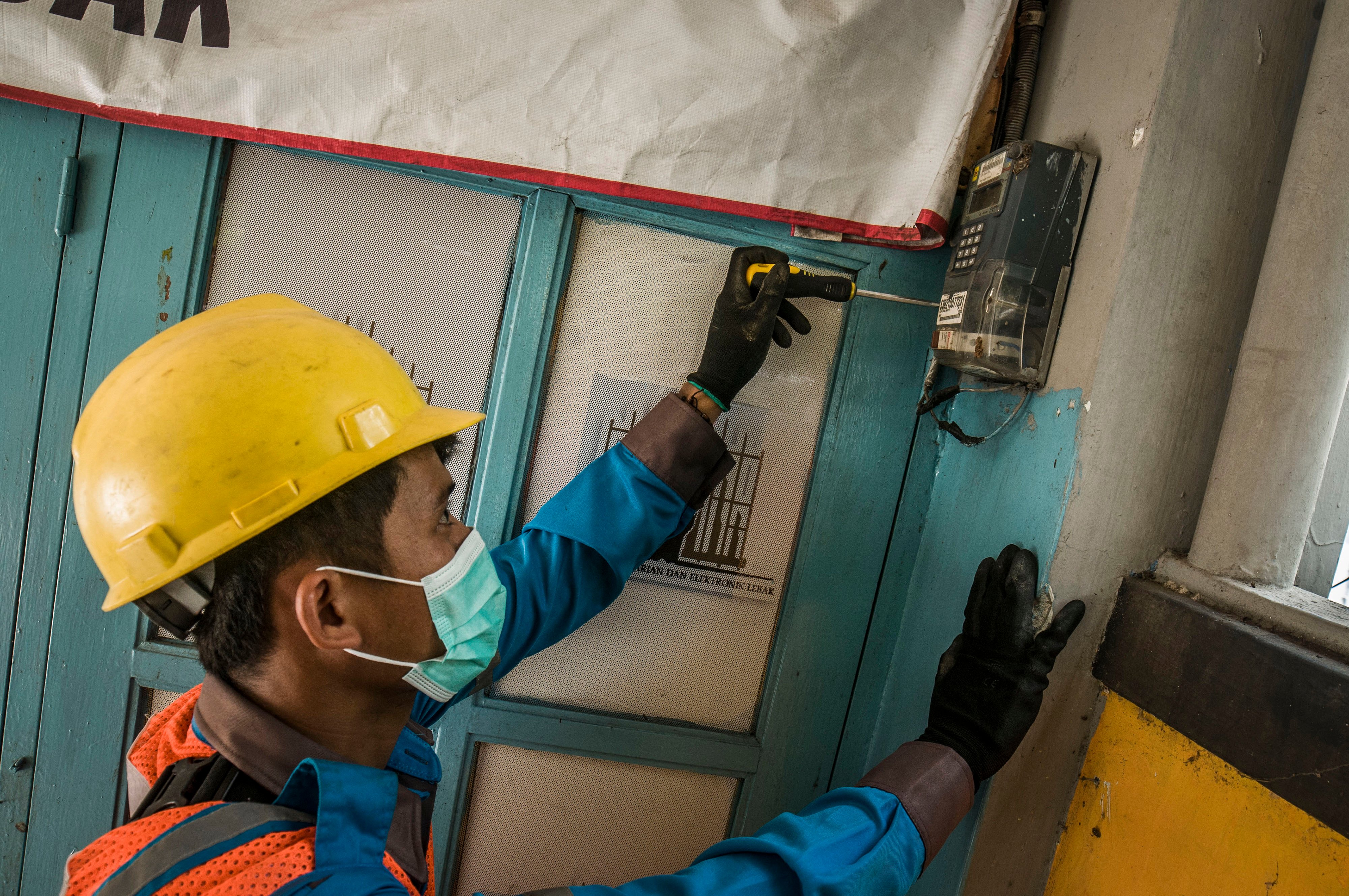 Petugas PLN memeriksa meteran listrik di Rangkasbitung, Lebak, Banten.