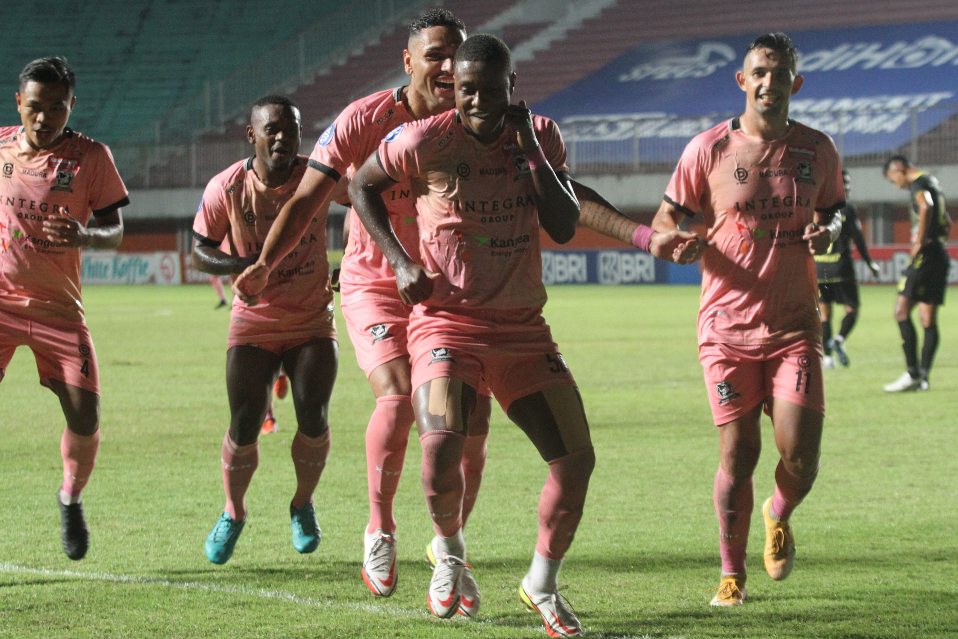 Pemain Madura United saat melakukan selebrasi.