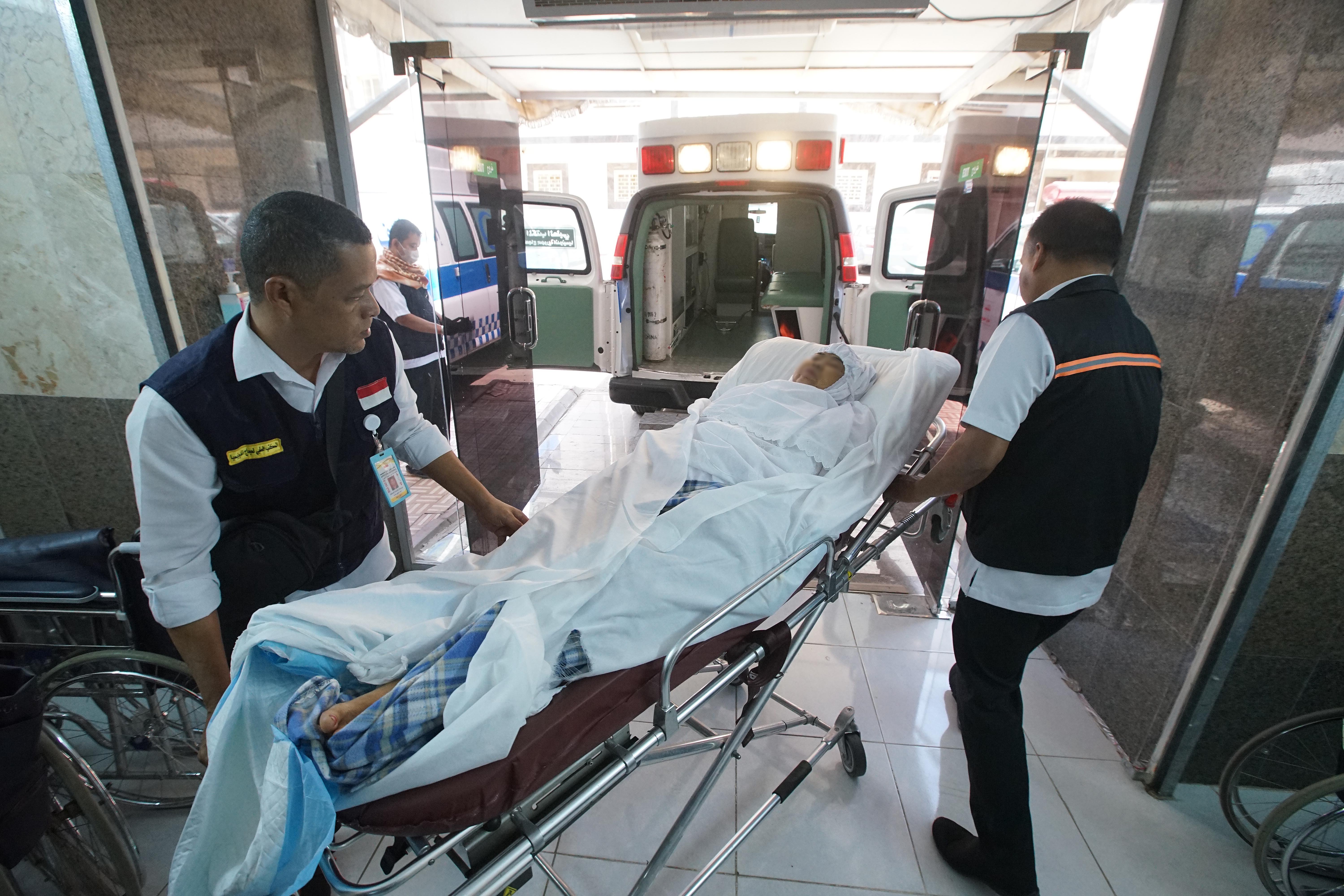 Petugas kesehatan membawa jemaah haji yang sakit ke Klinik Kesehatan Haji Indonesia (KKHI) di Madinah, Arab Saudi.