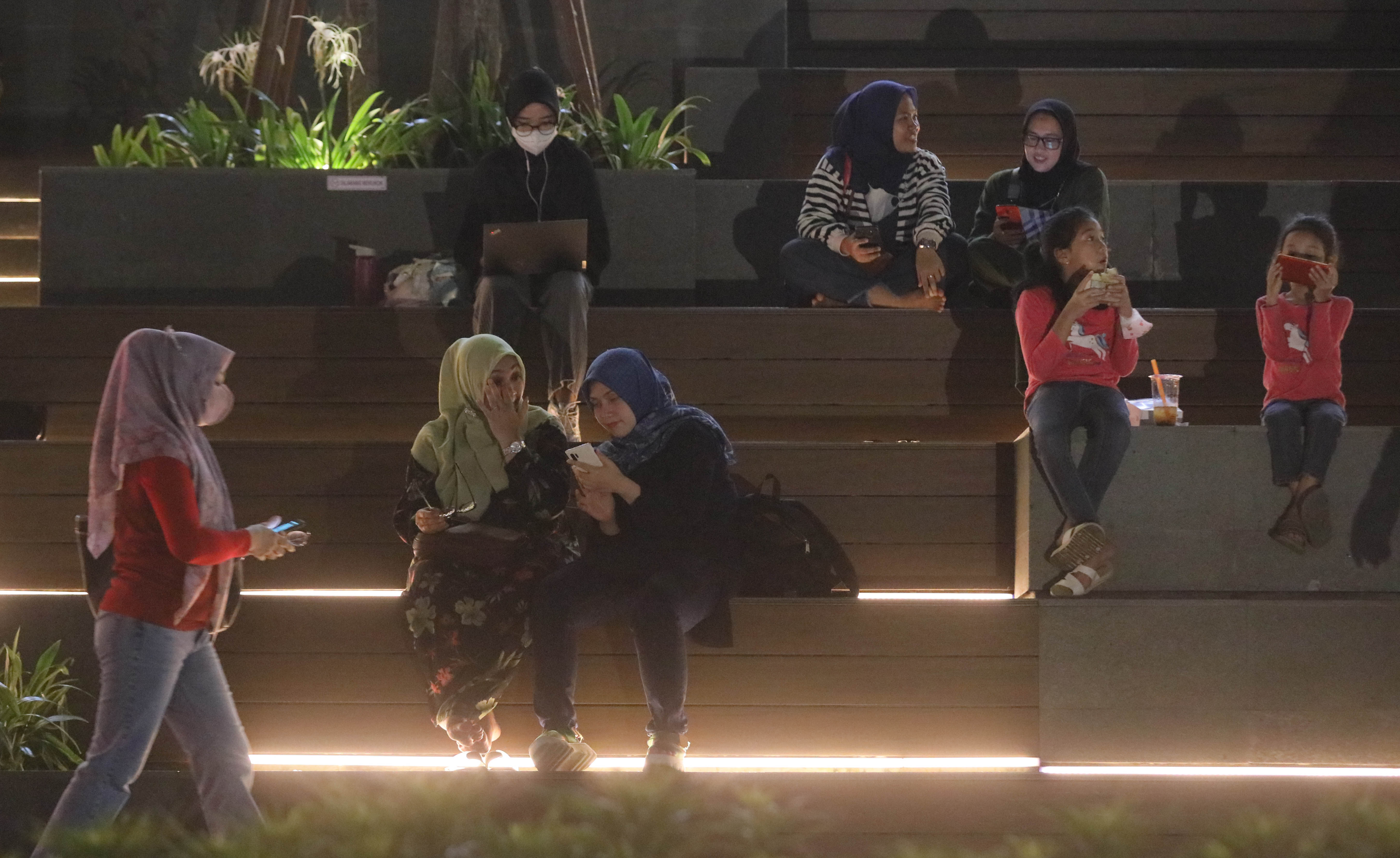 Pengunjung menikmati suasana malam di pelataran Sarinah Thamrin,Jakarta, Selasa (17/5/2022).