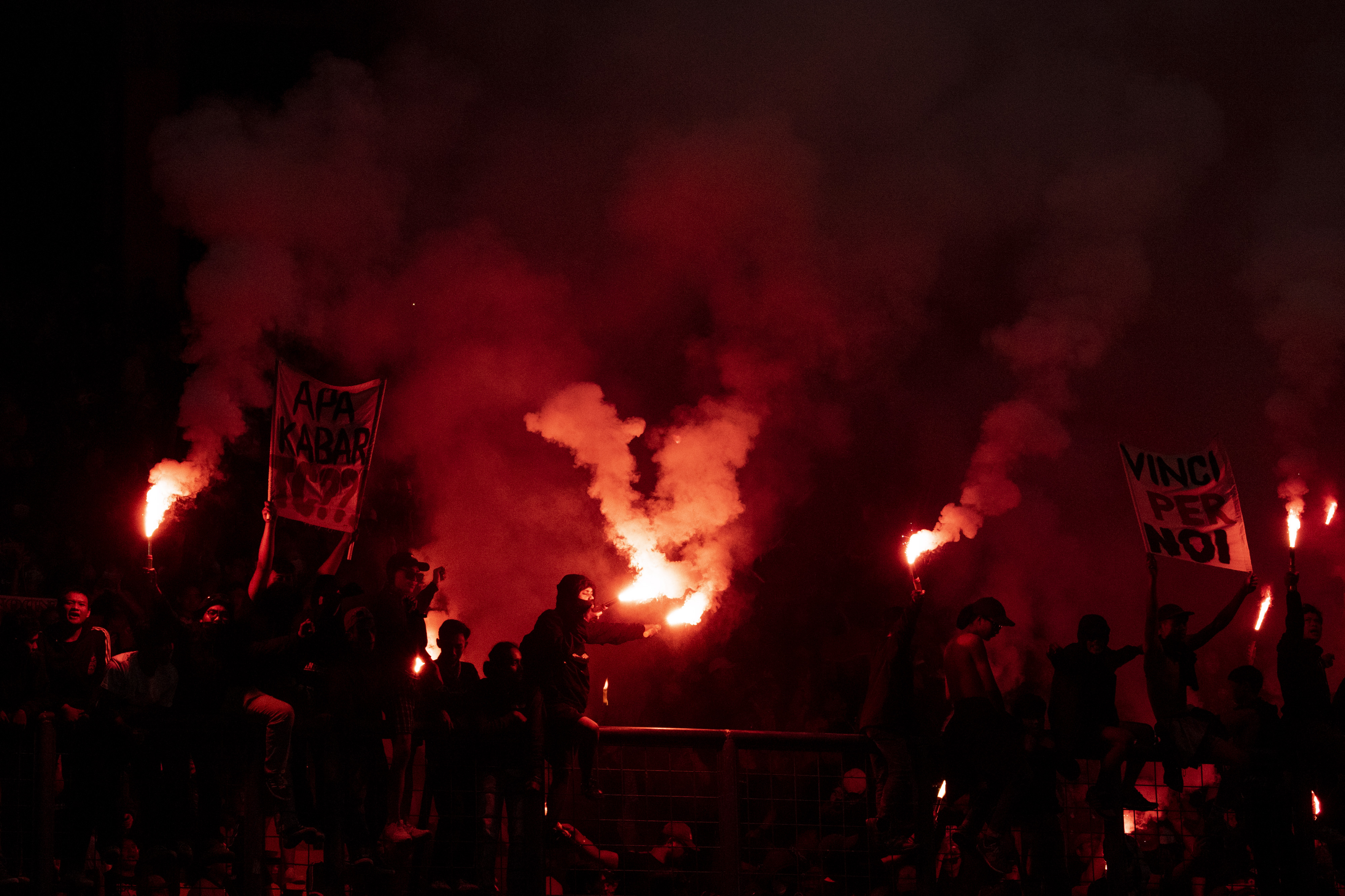 Aksi pendukung Indonesia dalam laga persahabatan antara tim Garuda dan timnas Bangladesh di Stadion Si Jalak Harupat, Bandung.